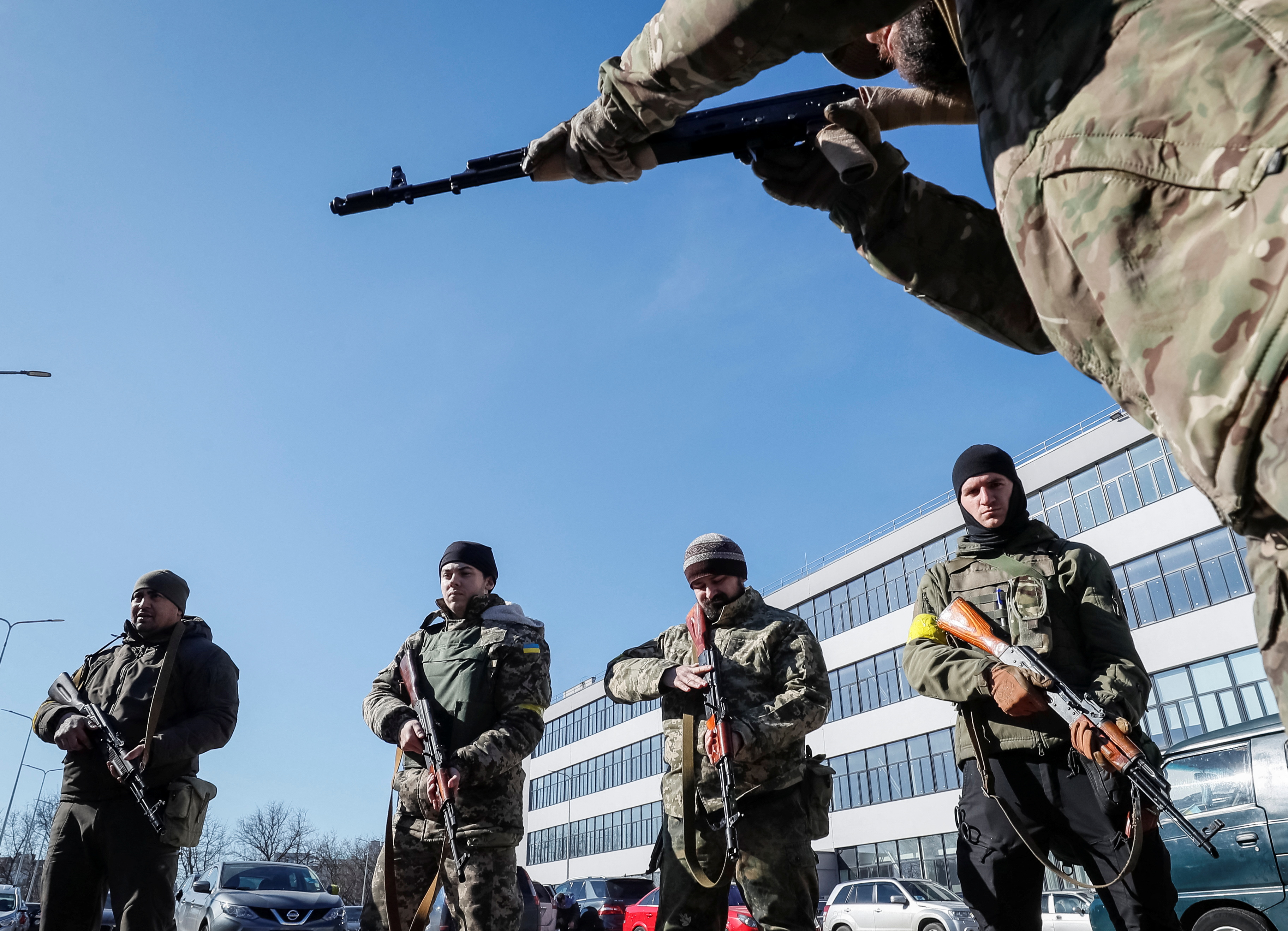 Soldados ucranianos entrenan con armas enviadas desde Occidente (REUTERS/Gleb Garanich)