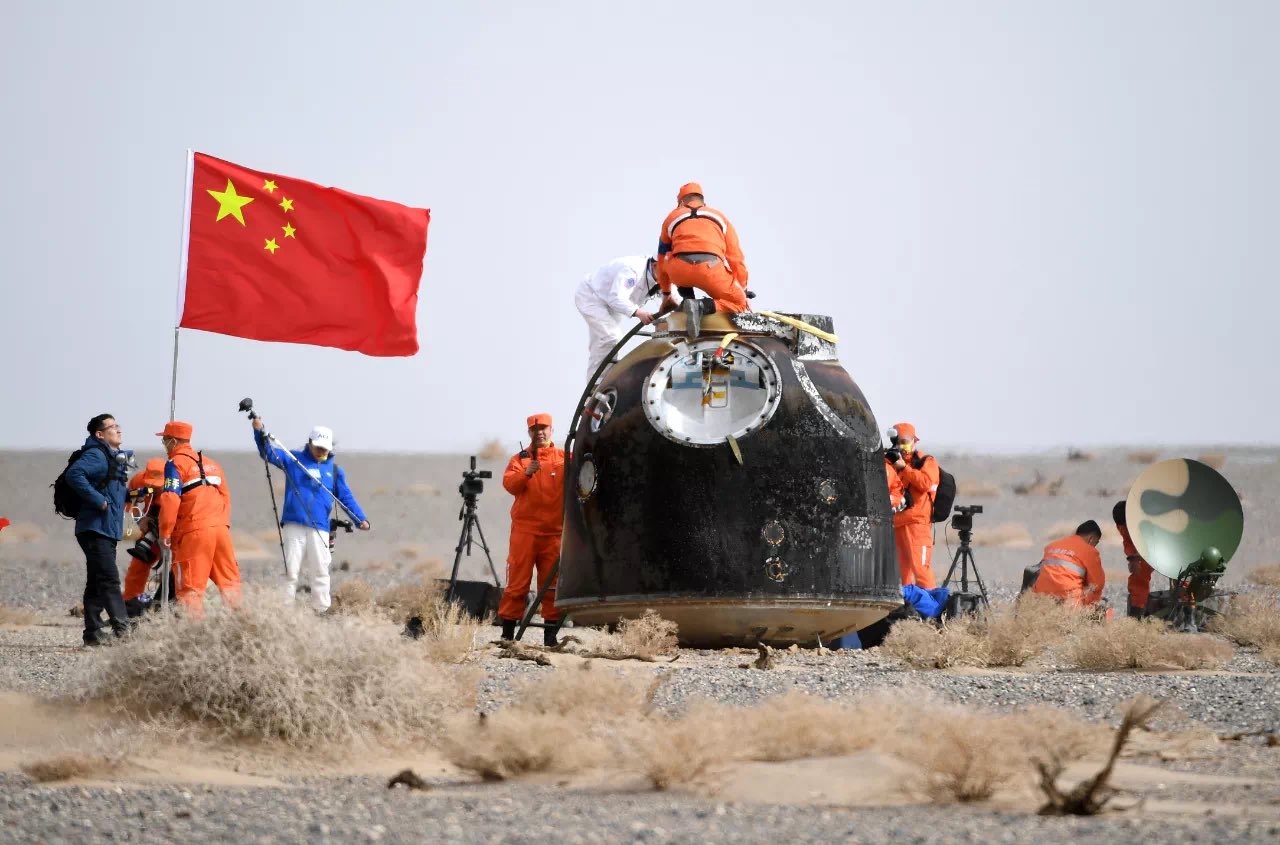 Regresaron a la tierra tres astronautas chinos después de permanecer seis meses en el espacio