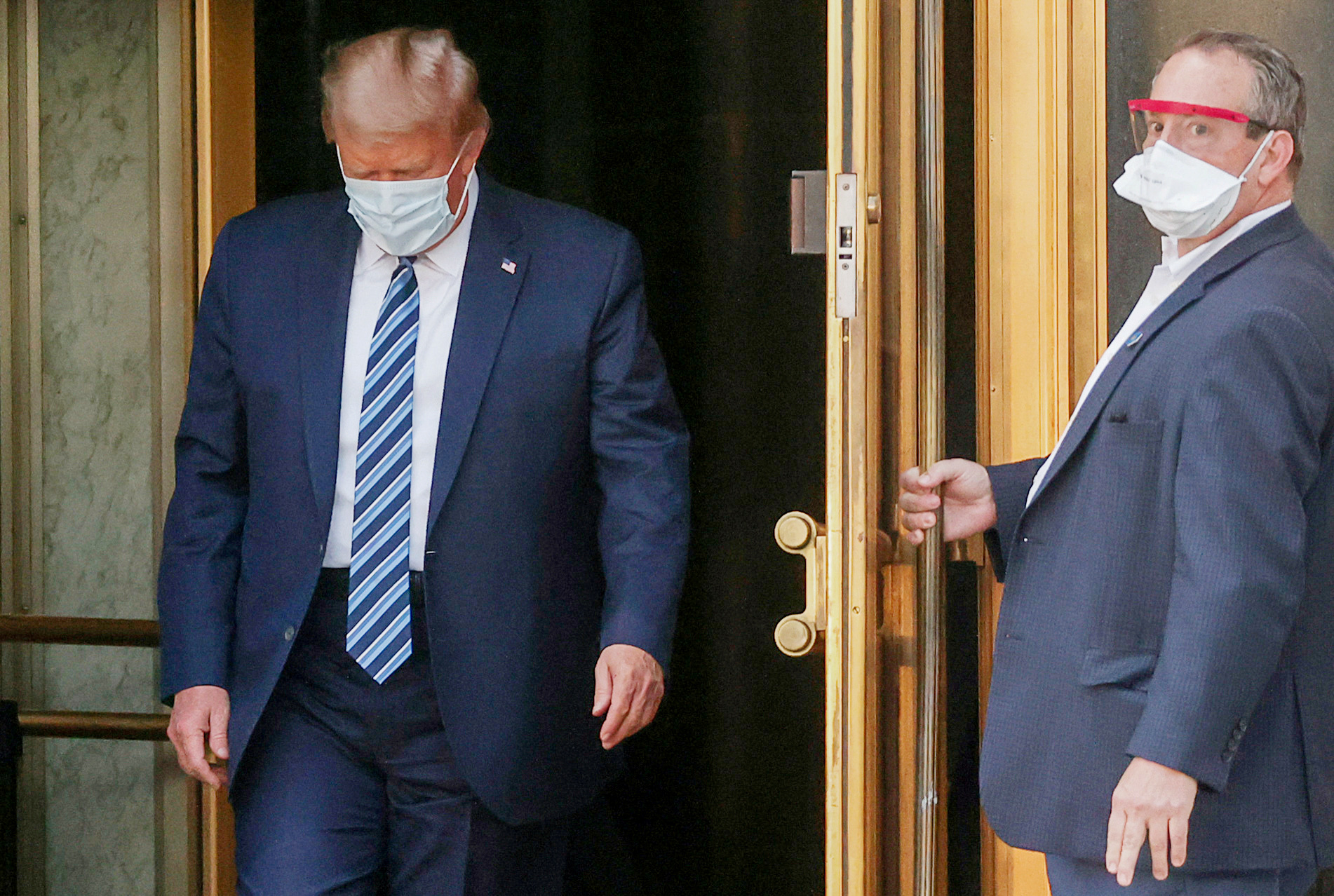 Donald Trump saliendo del hospital Walter Reed National Military Medical Center. REUTERS/Jonathan Ernst   
