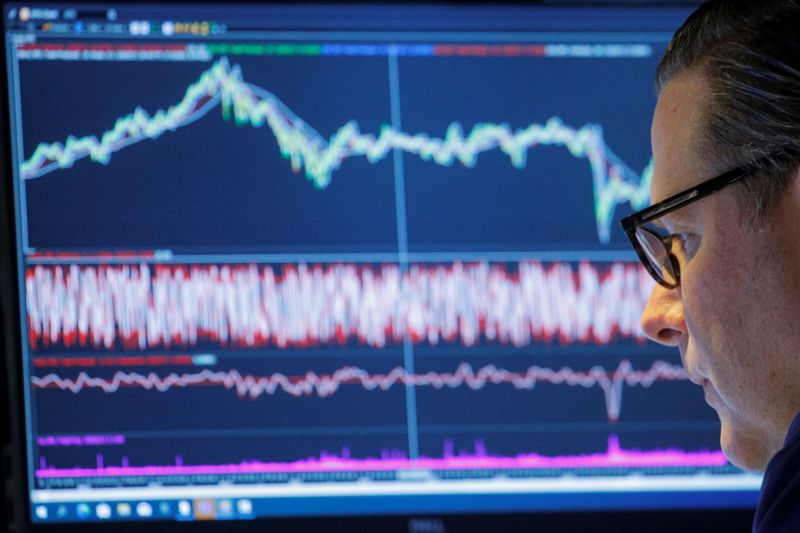 Un operador mira su pantalla en la Bolsa de Nueva York, EEUU. 8 noviembre 2021. REUTERS/Brendan McDermid