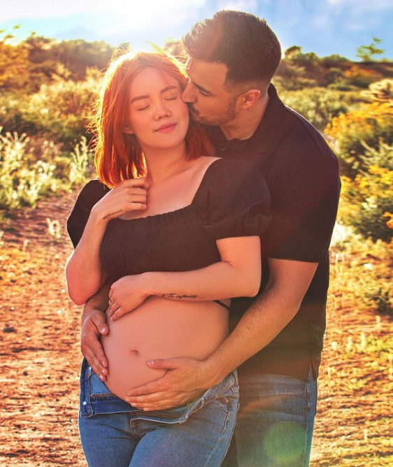 Dalú embarazada junto a su prometido (Foto: IG Dalumusica)