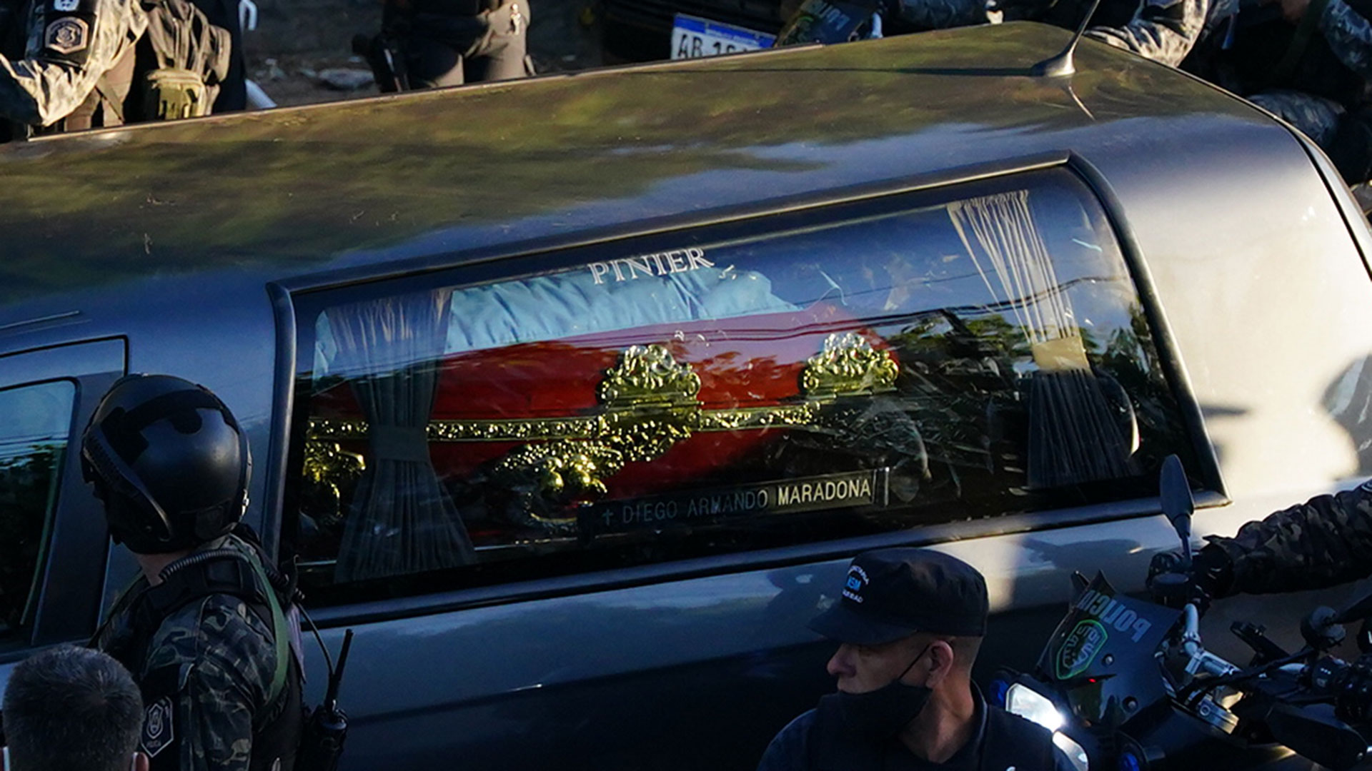 Diego Maradona fue enterrado en un cementerio en Bella Vista (Foto: Franco Fafasuli)