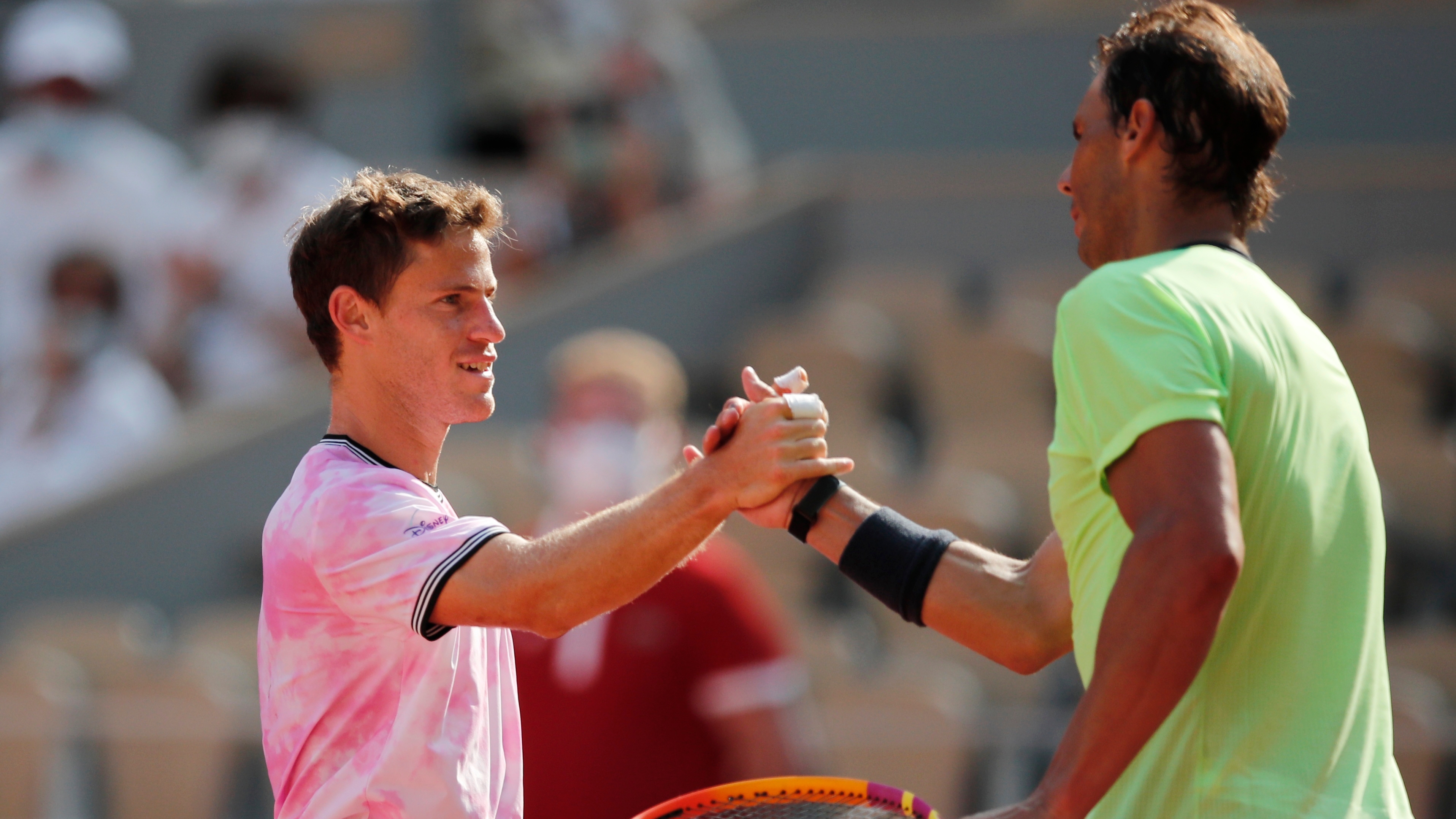 Diego Schwartzman saluda a Rafael Nadal tras perder su partido de cuartos de final de Roland Garros 2021. París, Francia - 9 de junio de 2021. REUTERS/Benoit Tessier