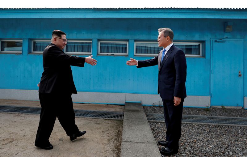 El presidente surcoreano, Moon Jae-in, y el líder norcoreano, Kim Jong Un, se dan la mano en la aldea de Panmunjom dentro de la zona desmilitarizada que separa las dos Coreas, Corea del Sur, 27 de abril de 2018. Korea Summit Press Pool/Pool via Reuters