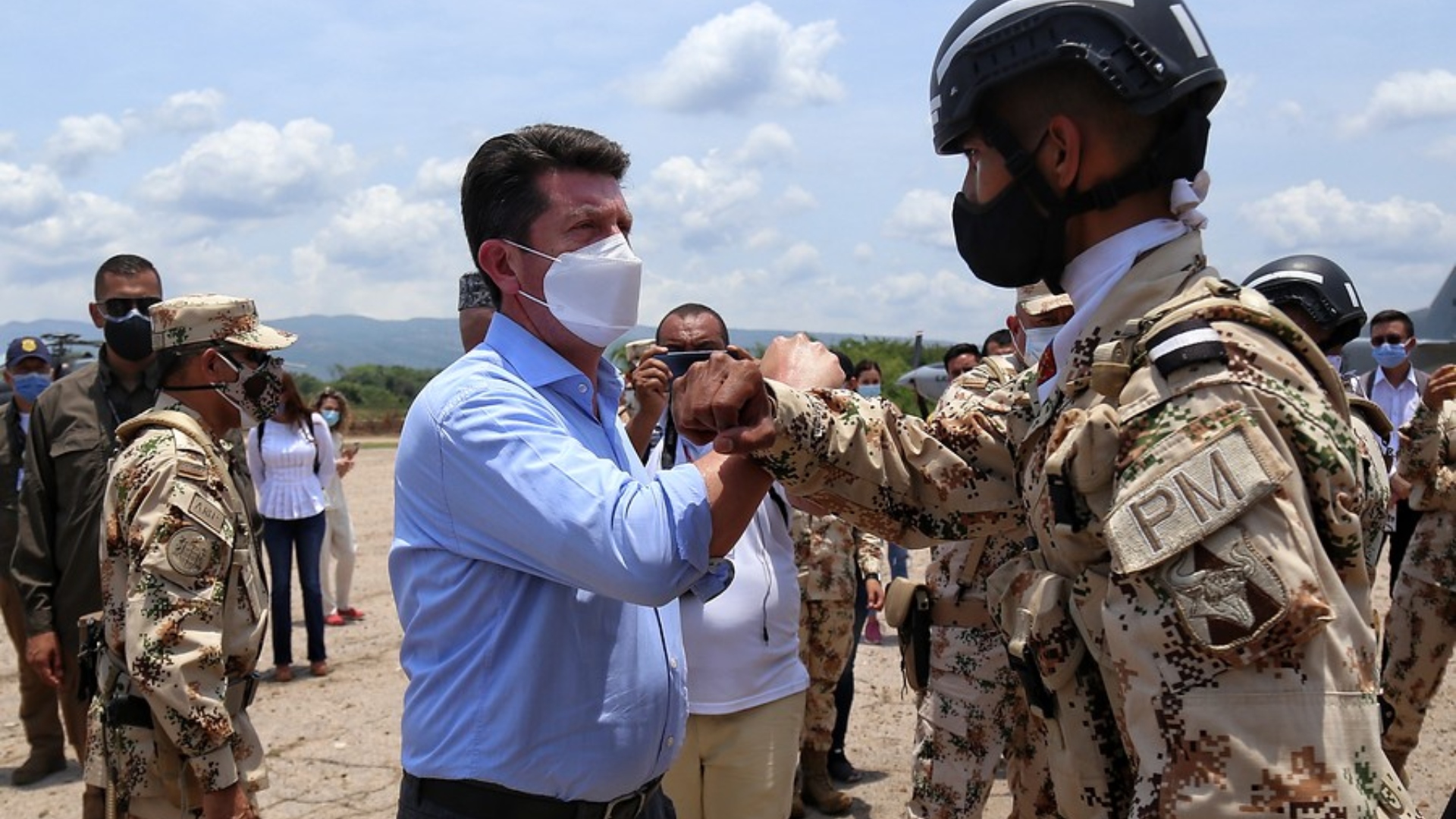 El entonces ministro de Defensa adelantando labores de Gobierno durante la pandemia en La Guajira. (Colprensa - Camila Díaz)