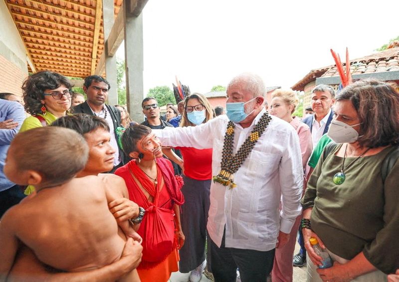 El presidente de Brasil, Luiz Inácio Lula da Silva, visitó la Casa indígena yanomani en Boa Vista, estado de Roraima, en enero (Ricardo Stuckert/Handout via REUTERS)