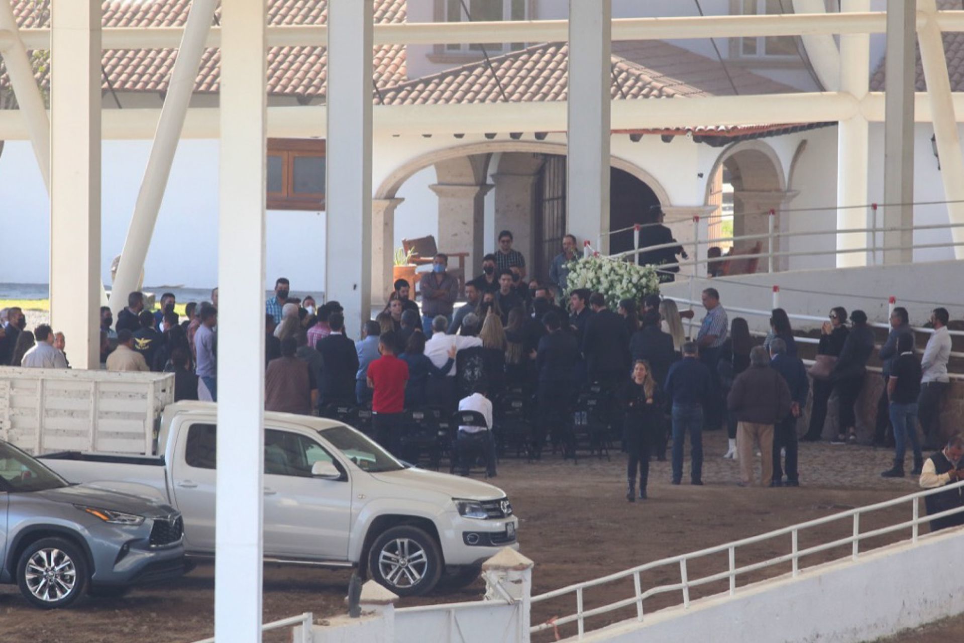 Admiradores de Vicente Fernández se dieron cita a las afueras del rancho Los Tres Potrillos para despedir al Charro de Huentitán FOTO: FERNANDO CARRANZA /CUARTOSCURO.COM