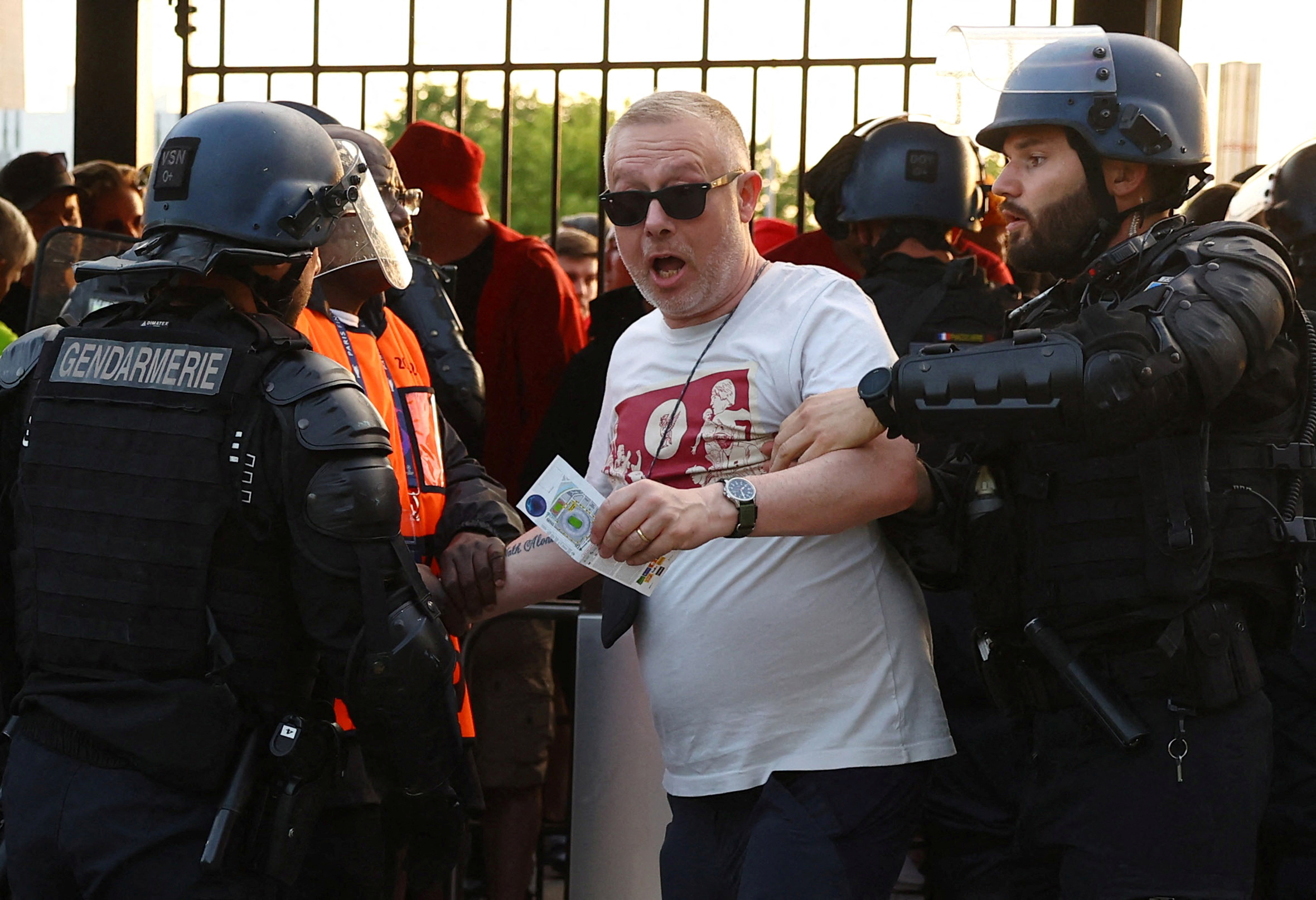 Hubo mucha presencia policial en los accesos al estadio (Reuters)