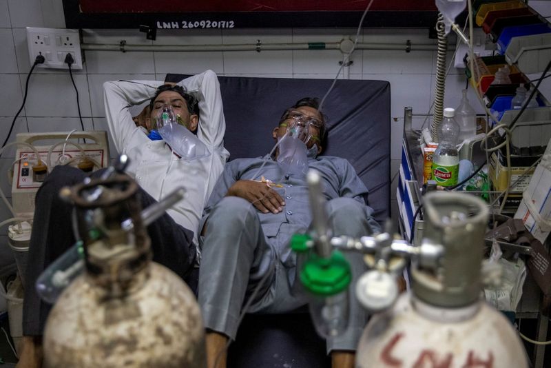 Dos pacientes con coronavirus en un hospital en Nueva Delhi