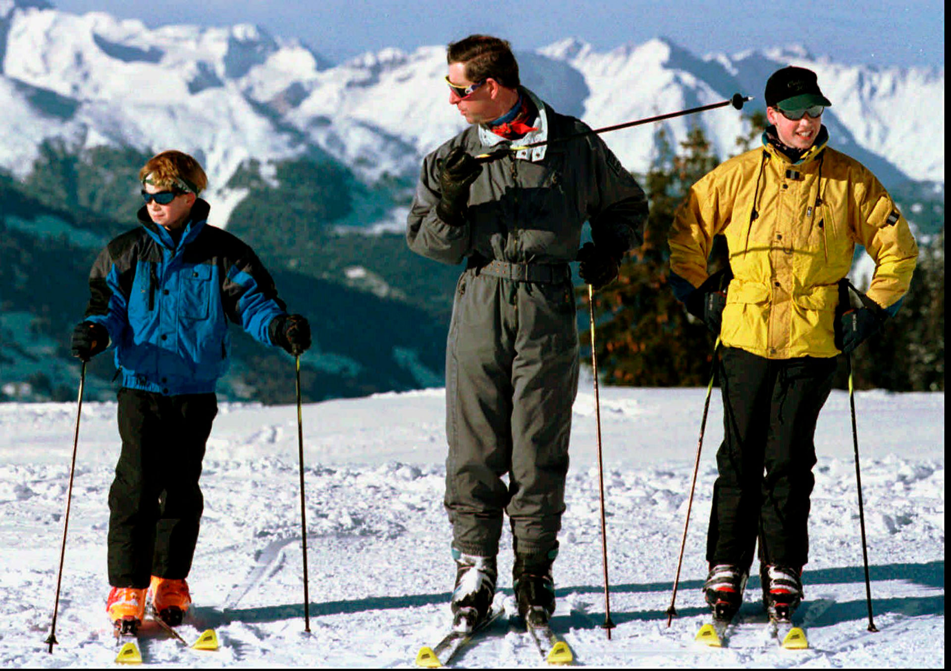 El por entonces príncipe Carlos con sus hijos, Harry y William, en la pista de esquí de Klosters, en Suiza. Fue en 1996, ocho años después de la tragedia (AP)