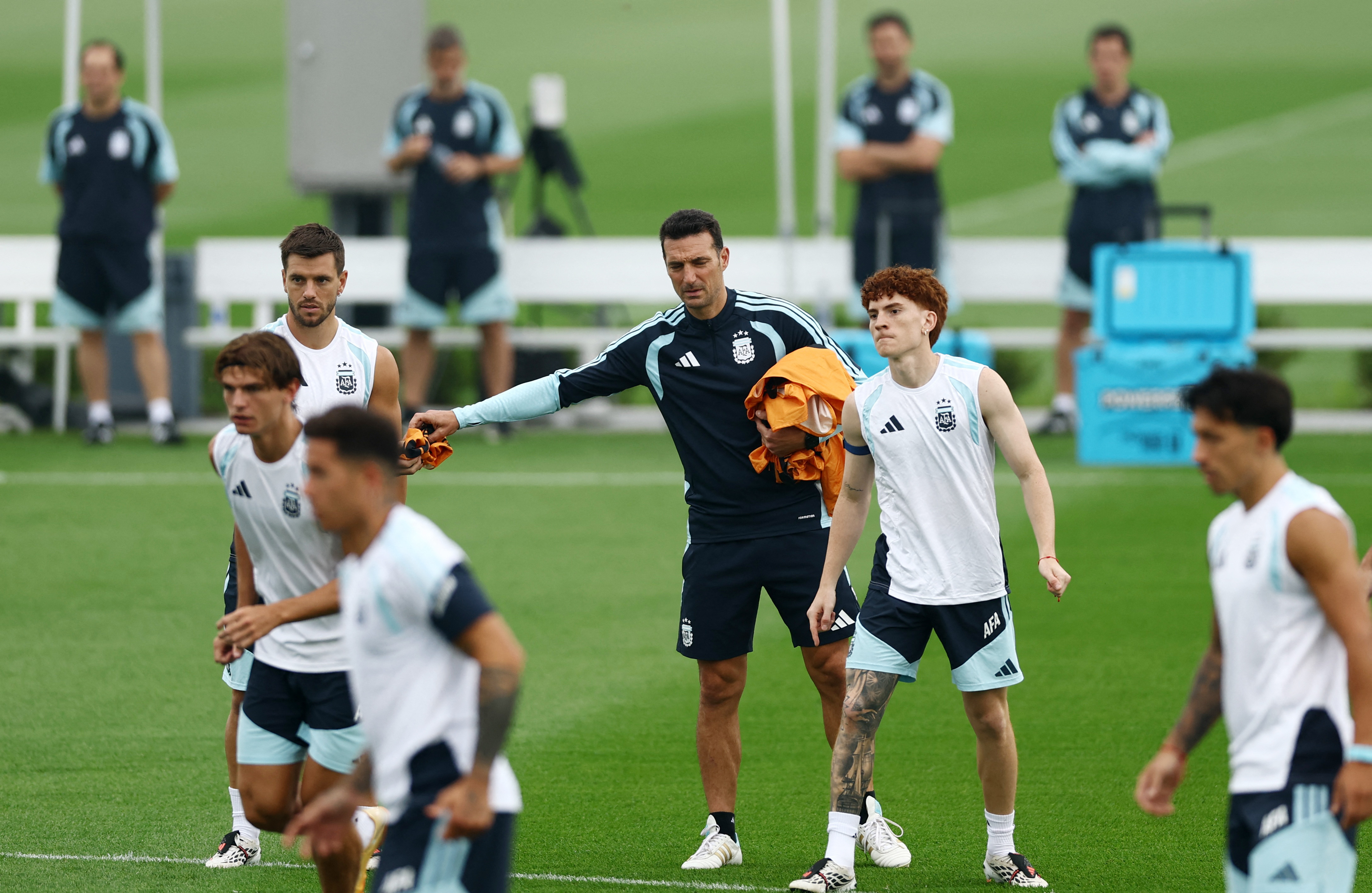 El movimiento estrat&eacute;gico de Scaloni ante las c&aacute;maras que sembr&oacute; dudas sobre el equipo titular en la &uacute;ltima pr&aacute;ctica de Argentina de cara a la final del Mundial
