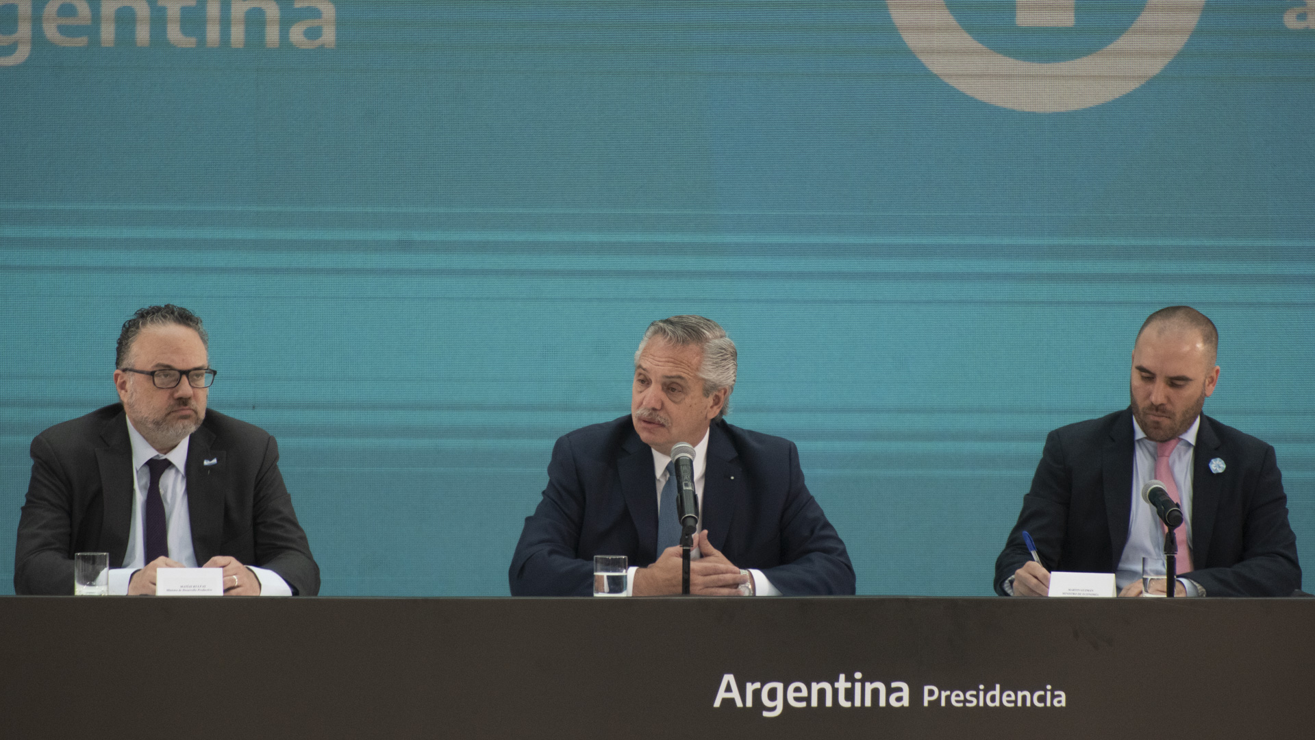 Alberto Fernández junto a Matías Kulfas y Martín Guzmán, dos de sus ministros más cercanos 