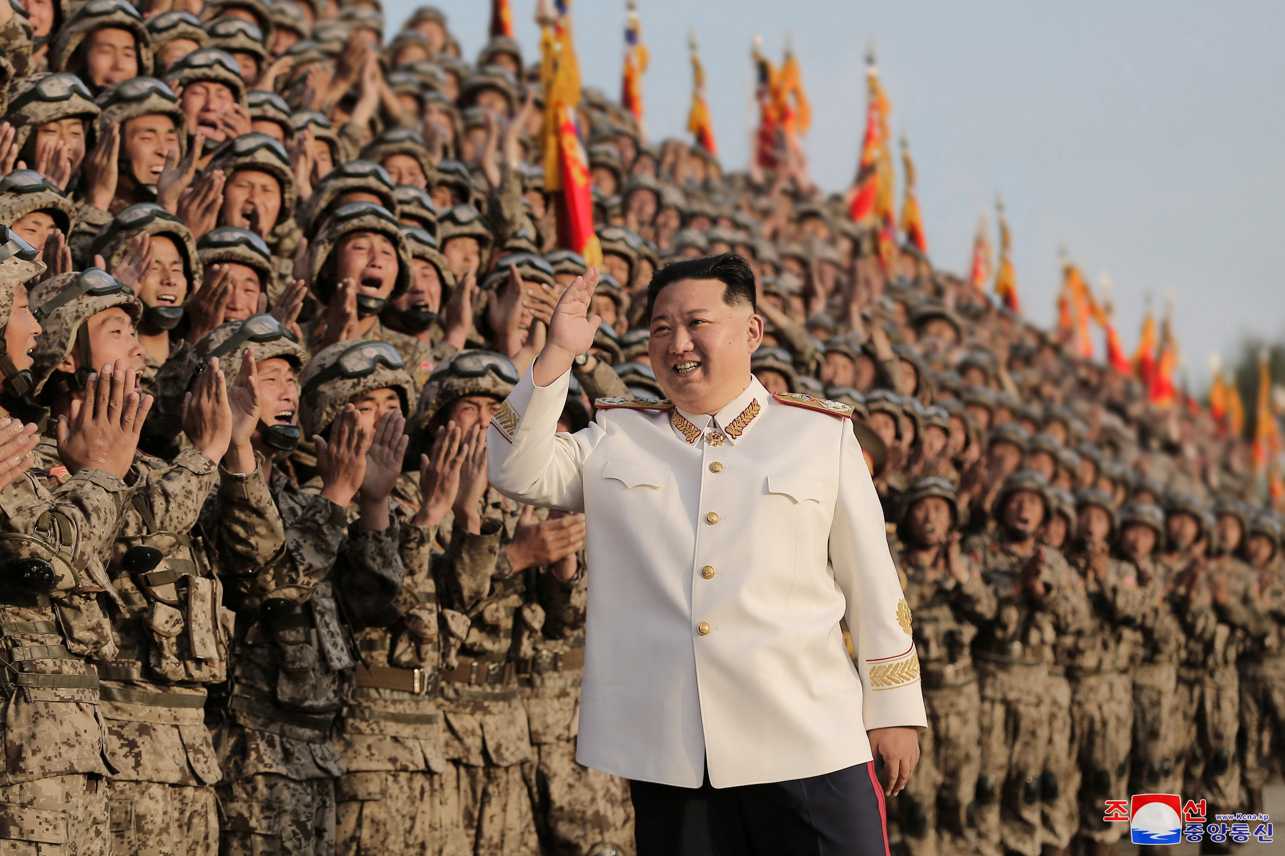 Foto de archivo del dictador norcoreano Kim Jong-un con soldados en un desfile militar para conmemorar el 90º aniversario de la fundación del Ejército Revolucionario Popular de Corea el 29 de abril de 2022 (KCNA vía REUTERS)