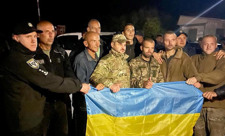 Fotograma de un video que muestra un grupo de prisioneros de guerra liberados por Rusia en la región de Chernihiv, Ucrania (Reuters)