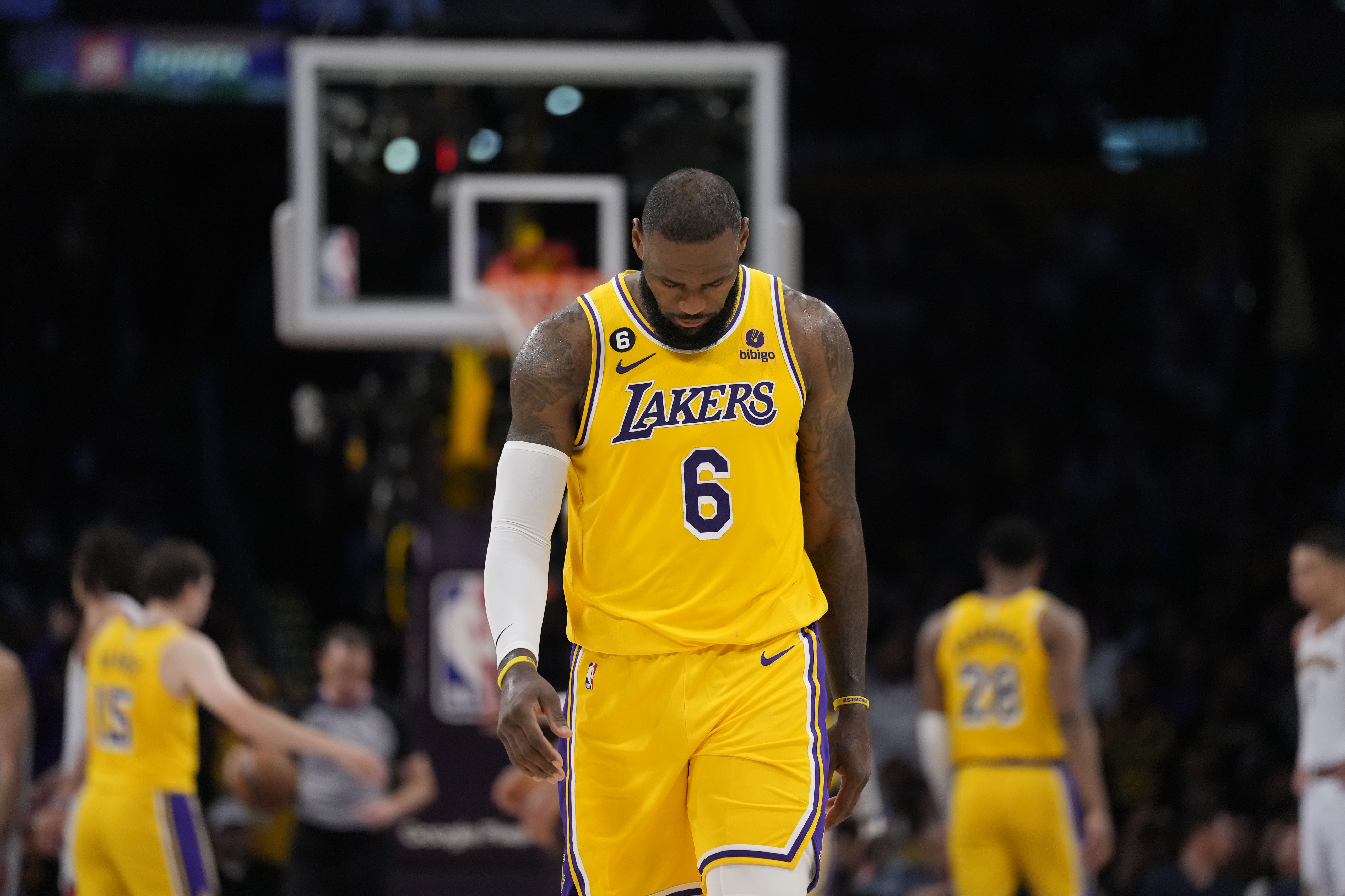 Camiseta morada sin mangas de LeBron James de los LA Lakers de la