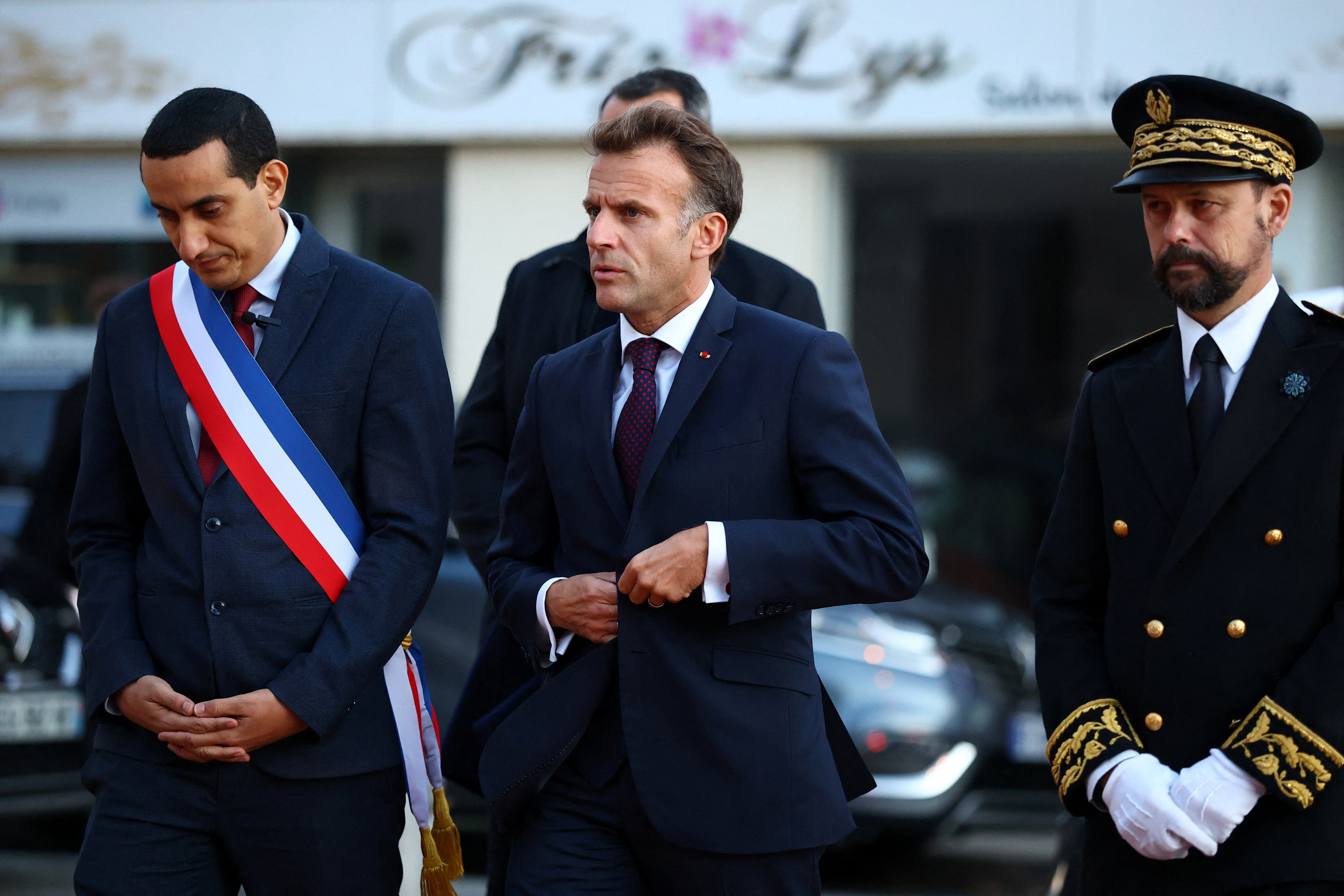 Emmanuel Macron calificó el tiroteo cerca de París como un "punto de inflexión" para Francia