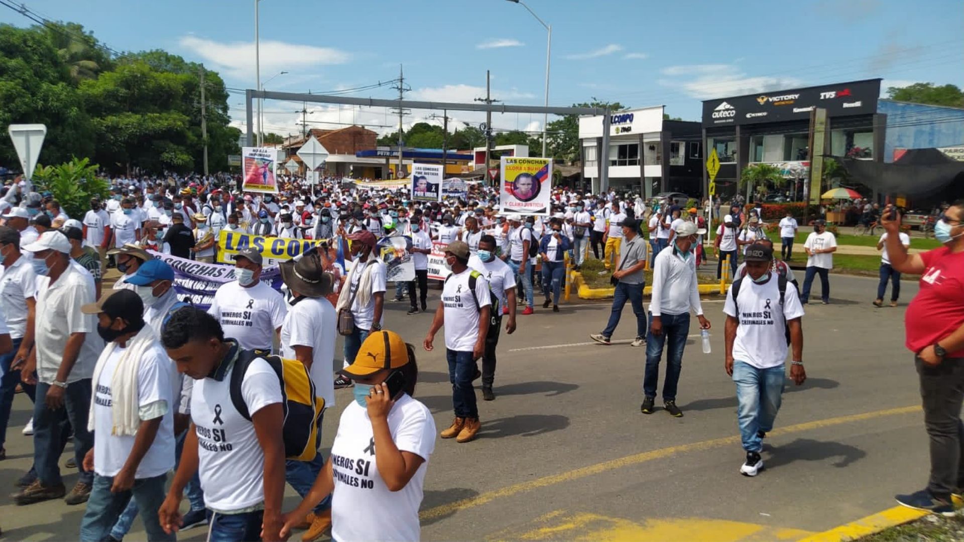 Multitudinaria manifestación de mineros en Caucasia, Antioquia 