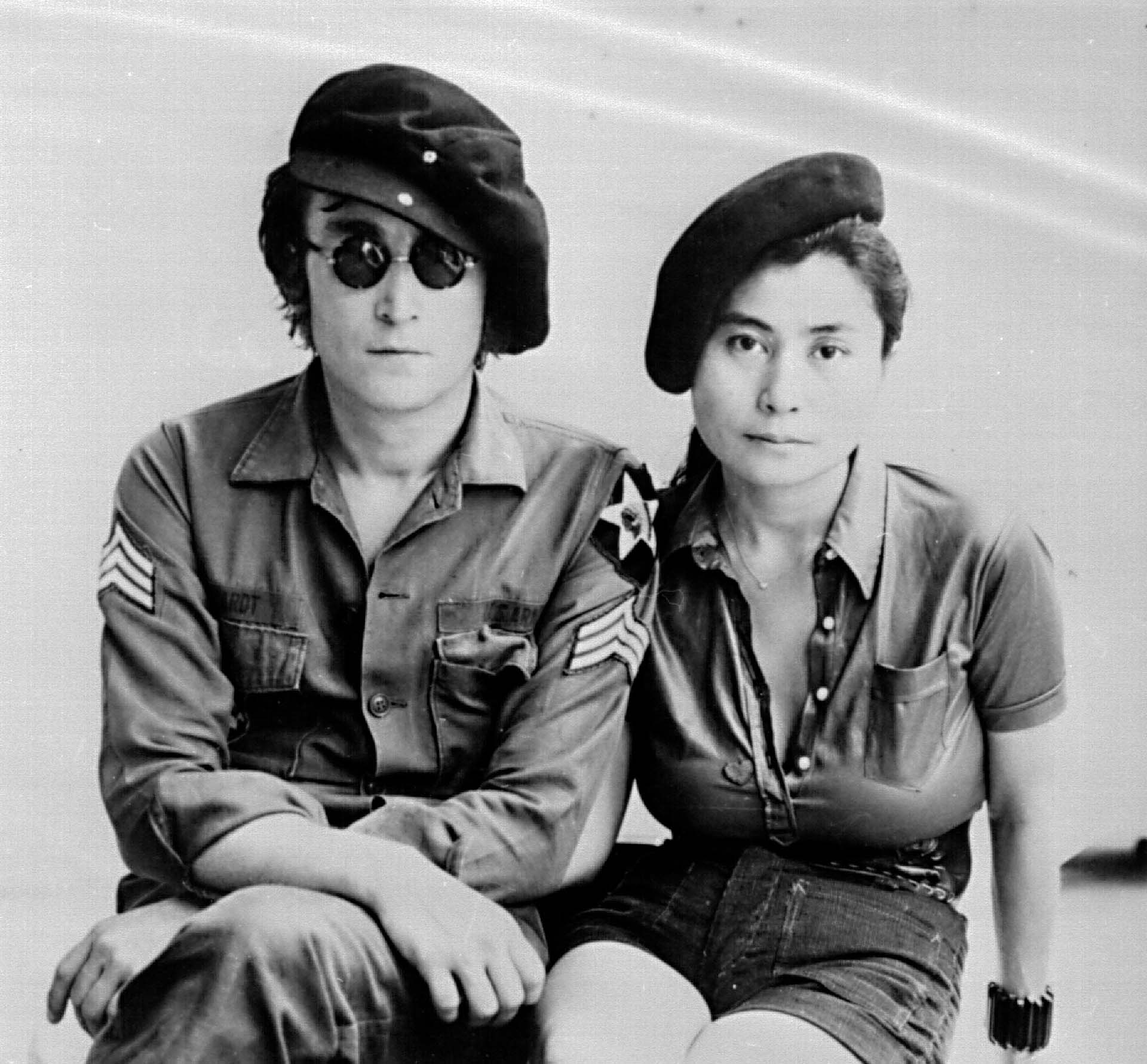 Yoko quedó embarazada de Sean y Lennon se retiró por cinco años. Cocinó, cambió pañales, se quedó en su casa a criar a su hijo. Tampoco fueron años totalmente tranquilos. Luchó contra sus contradicciones, contra sus fantasmas, con sus enojos repentinos (Mediapunch/Shutterstock)
