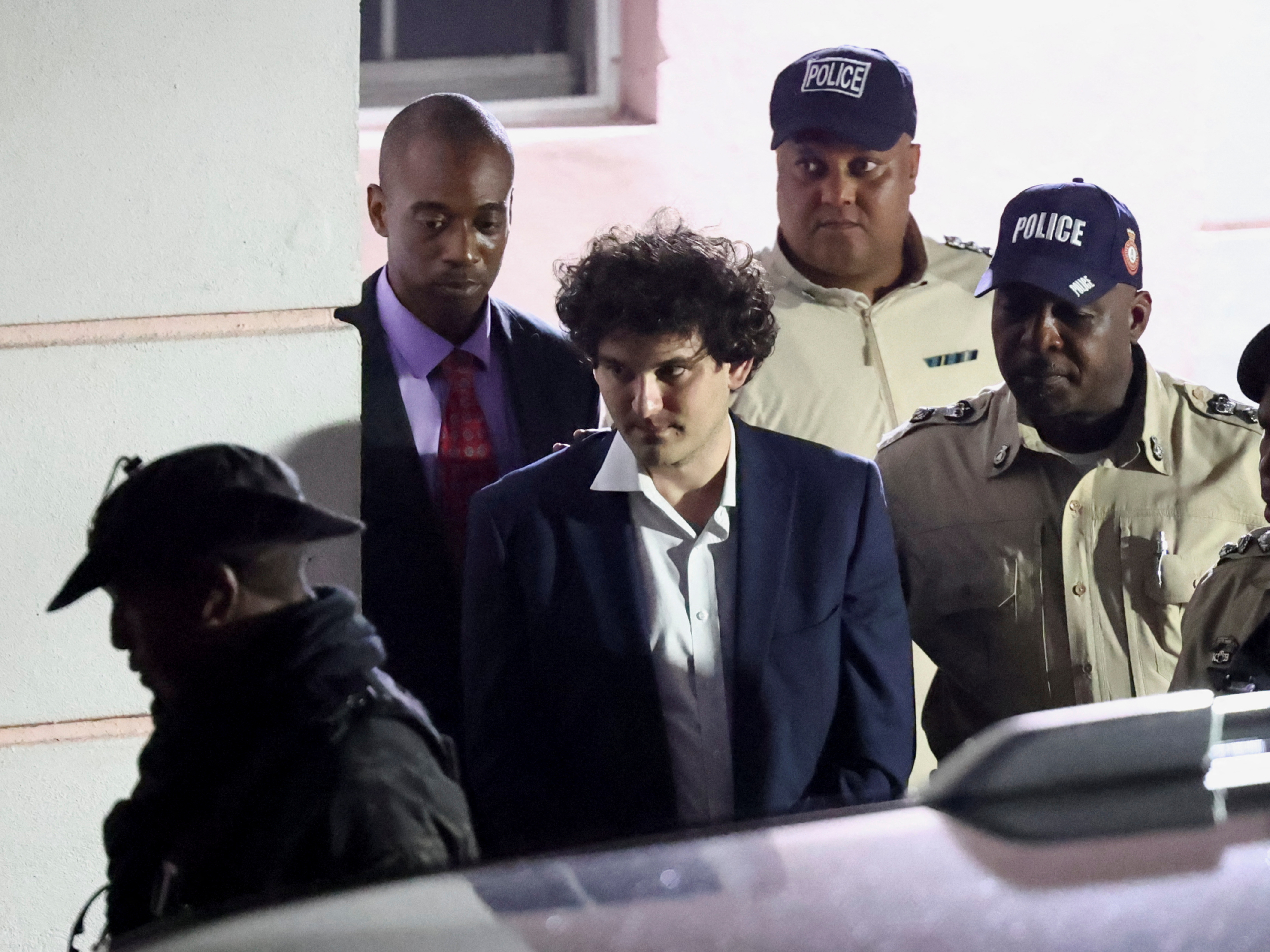 Bahamas le negó la libertad bajo fianza al fundador de FTX por considerar que existe riesgo de fuga