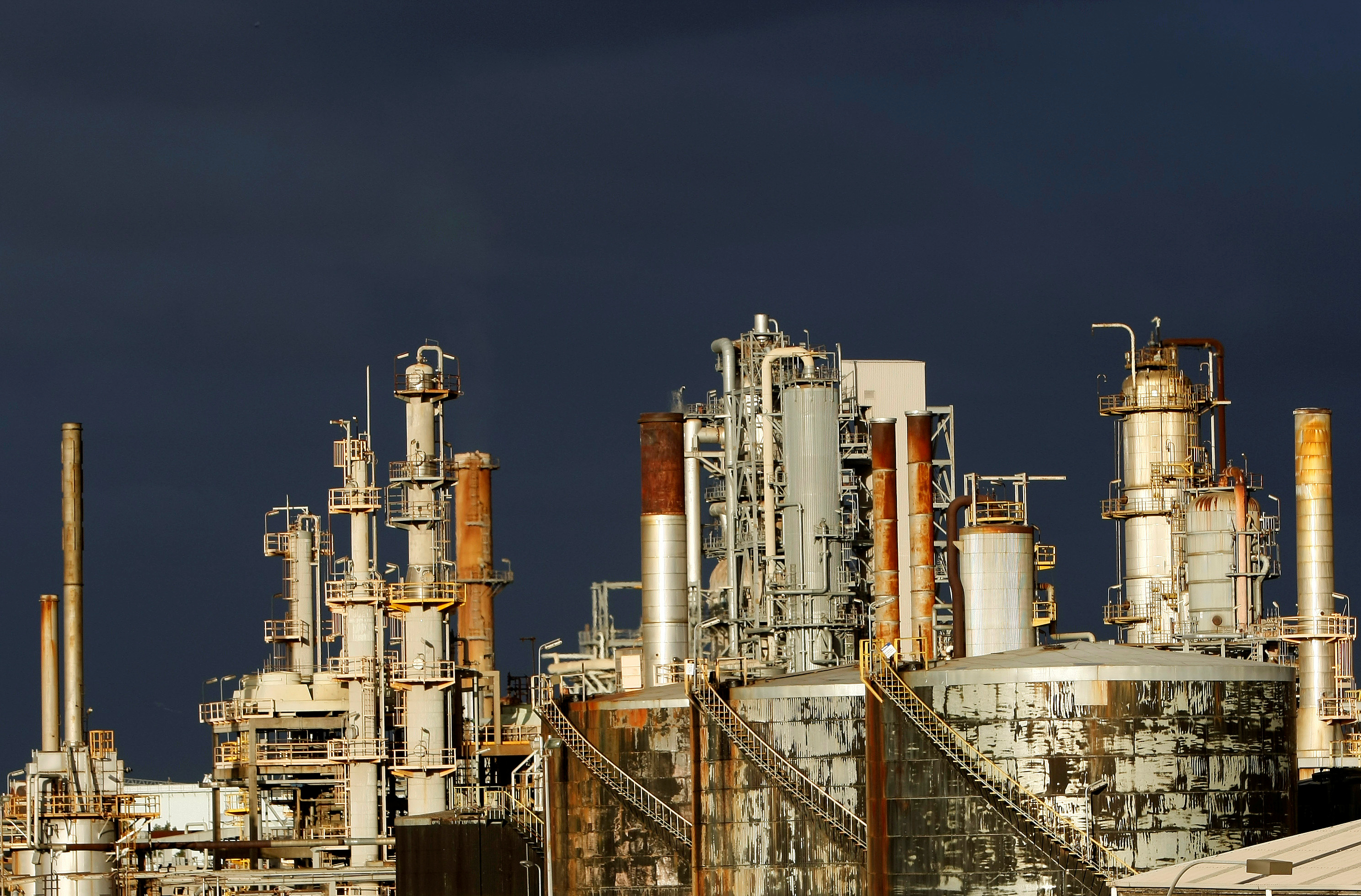 FILE PHOTO: A view of the Mobil oil refinery at Altona in Melbourne June 27, 2008.   REUTERS/Mick Tsikas/File Photo
