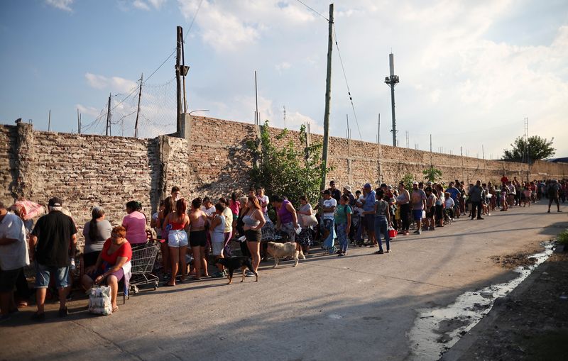 Pobreza: un informe oficial asegura que el 61% de la población tiene problemas de ingresos, vivienda, salud o educación