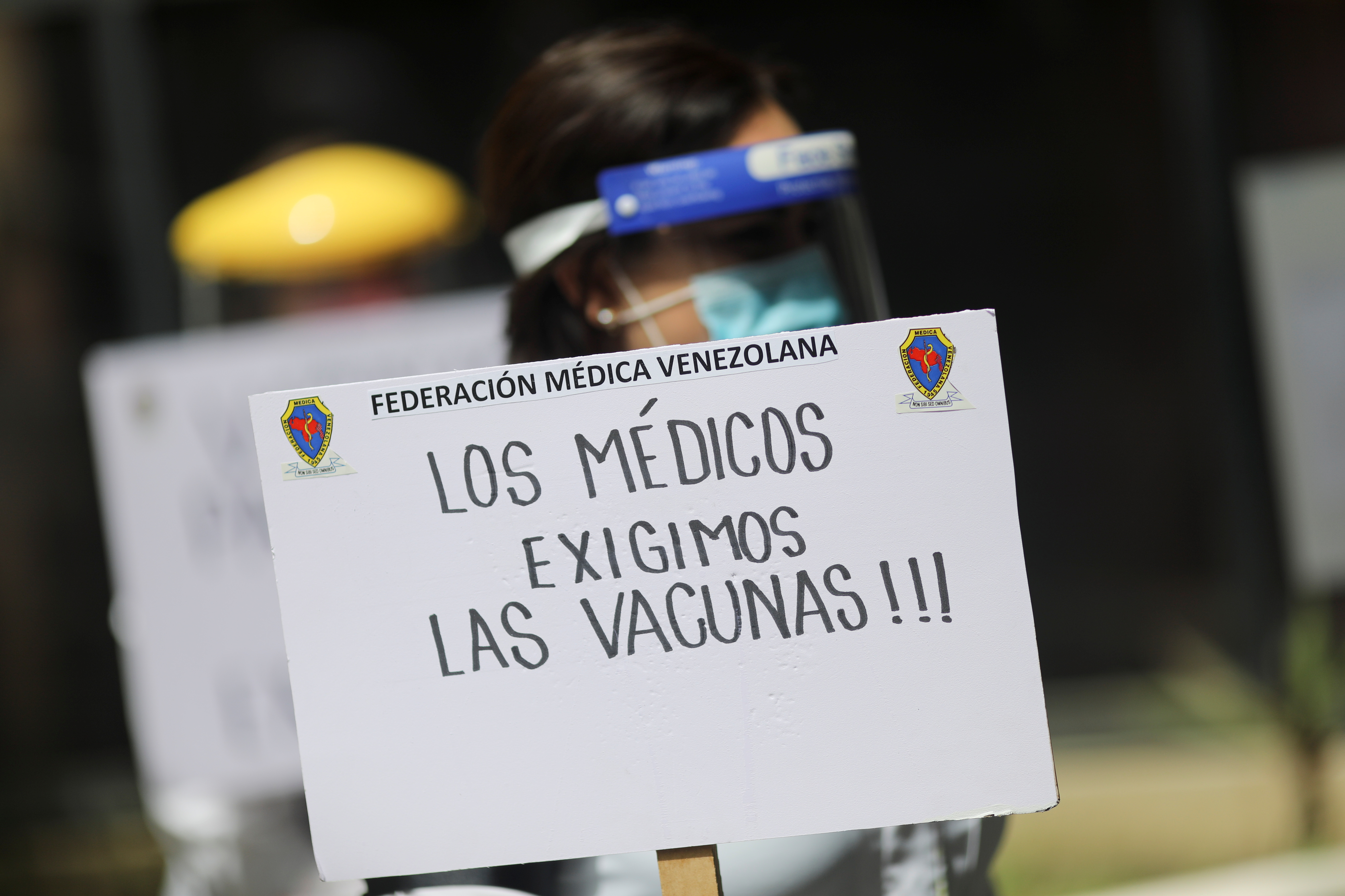 Médicos venezolanos exigen el suministro de vacunas contra el coronavirus (REUTERS/Manaure Quintero)