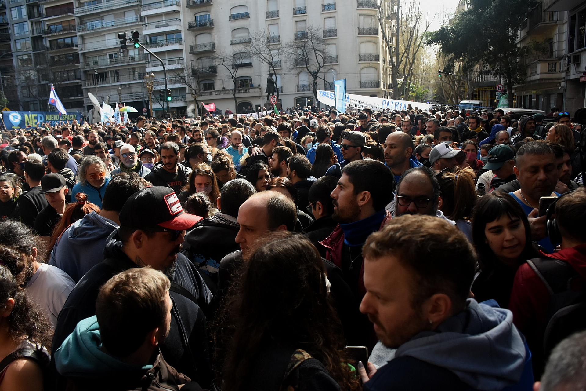 La multitud que llegó a apoyar a Cristina Kirchner, quien enfrenta un pedido de 12 años de prisión en la causa Vialidad