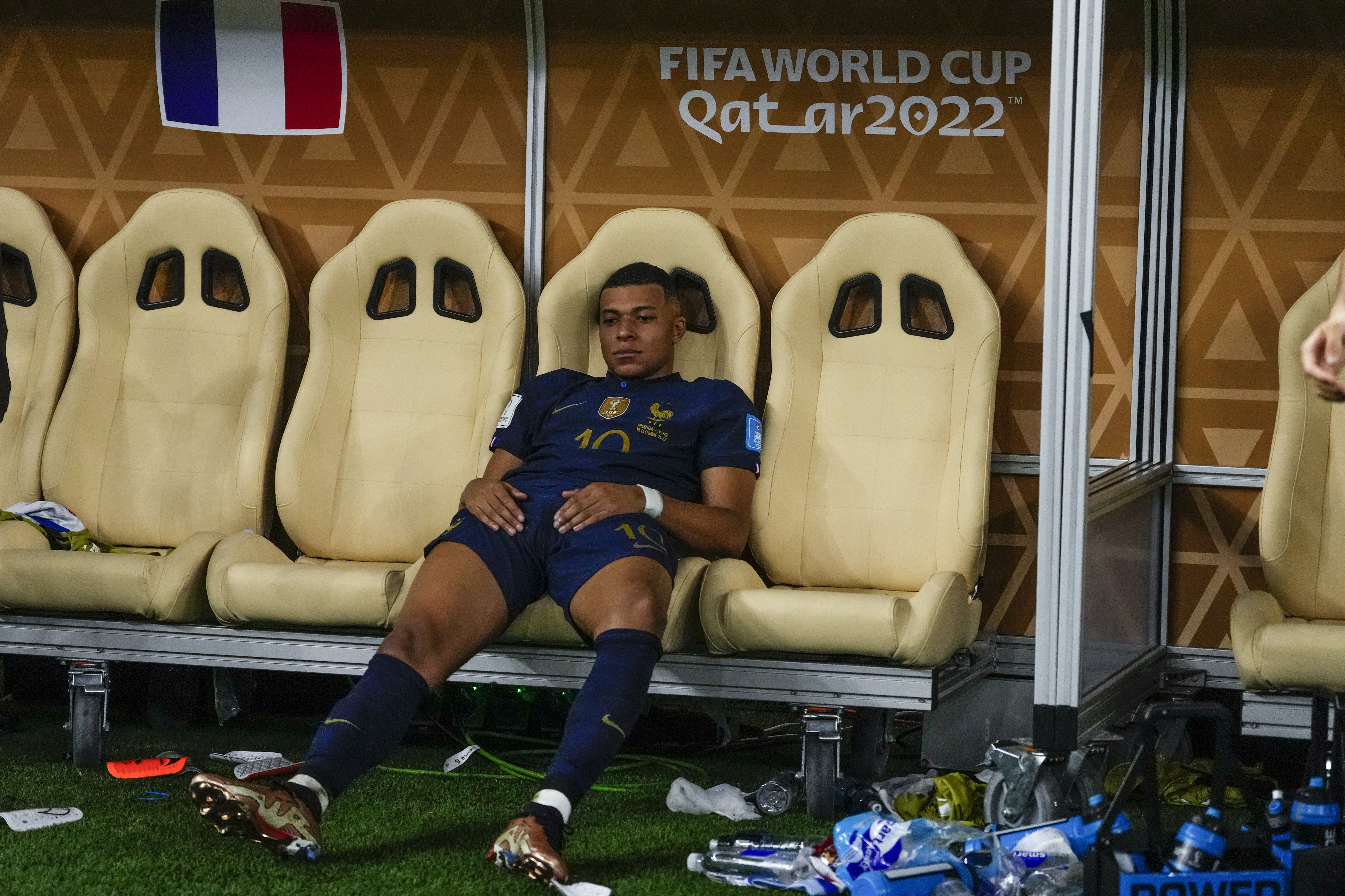 Kylian Mbappé, de la selección francesa, se lamenta en la banca tras la derrota ante Argentina en la final de la Copa del Mundo (AP Foto/Manu Fernández)