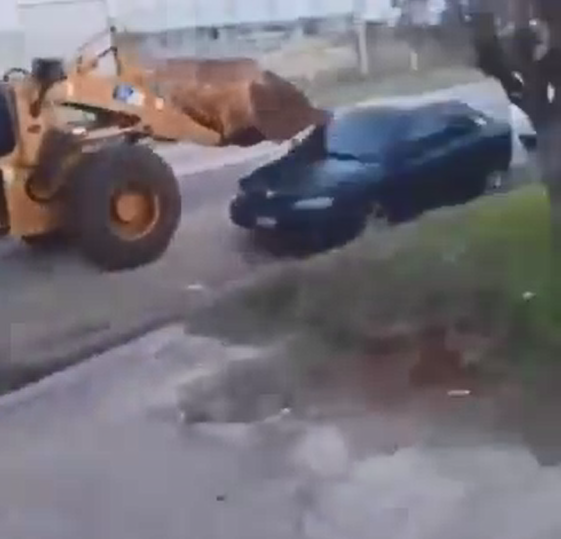 Manejaba borracho una retroexcavadora, se llev&oacute; puesto siete autos en Entre R&iacute;os y dej&oacute; dos personas heridas
