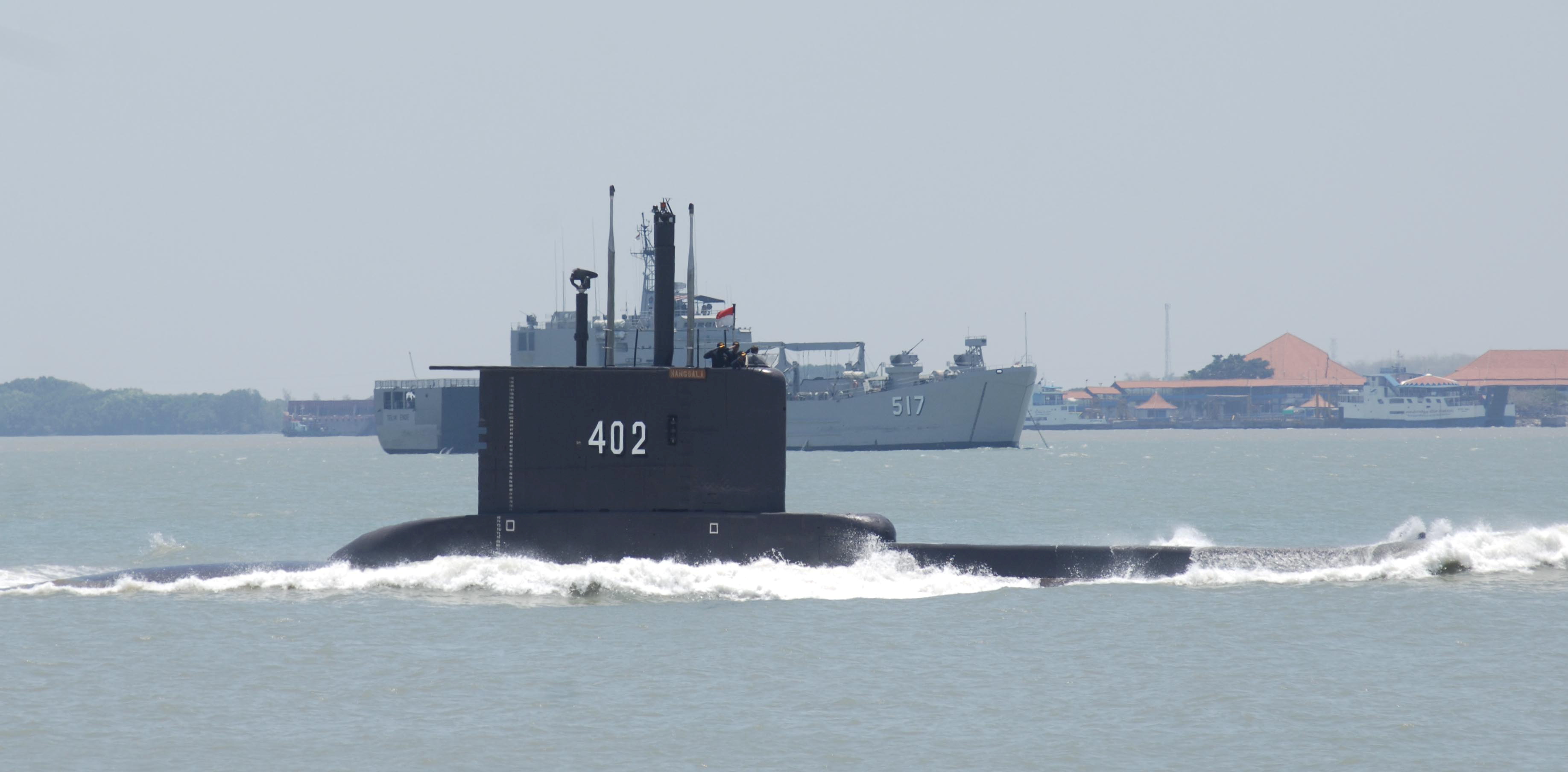 El submarino KRI Nanggala-402 de la Armada de Indonesia navega en Surabaya, provincia de Java Oriental, Indonesia, el 25 de septiembre de 2014. Fotografía tomada el 25 de septiembre de 2014. M Risyal Hidayat / Antara Foto / via REUTERS