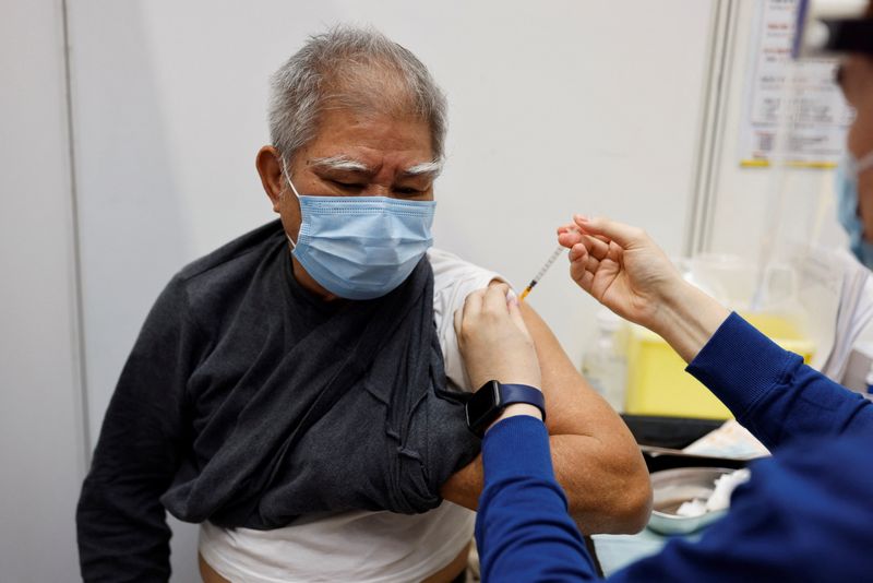 Imagen de archivo de un anciano recibiendo una dosis de la vacuna CoronaVac COVID-19 de Sinovac Biotech, tras el brote de COVID-19, en un centro de vacunación comunitario, en Hong Kong, China.  (REUTERS/Tyrone Siu/Archivo)