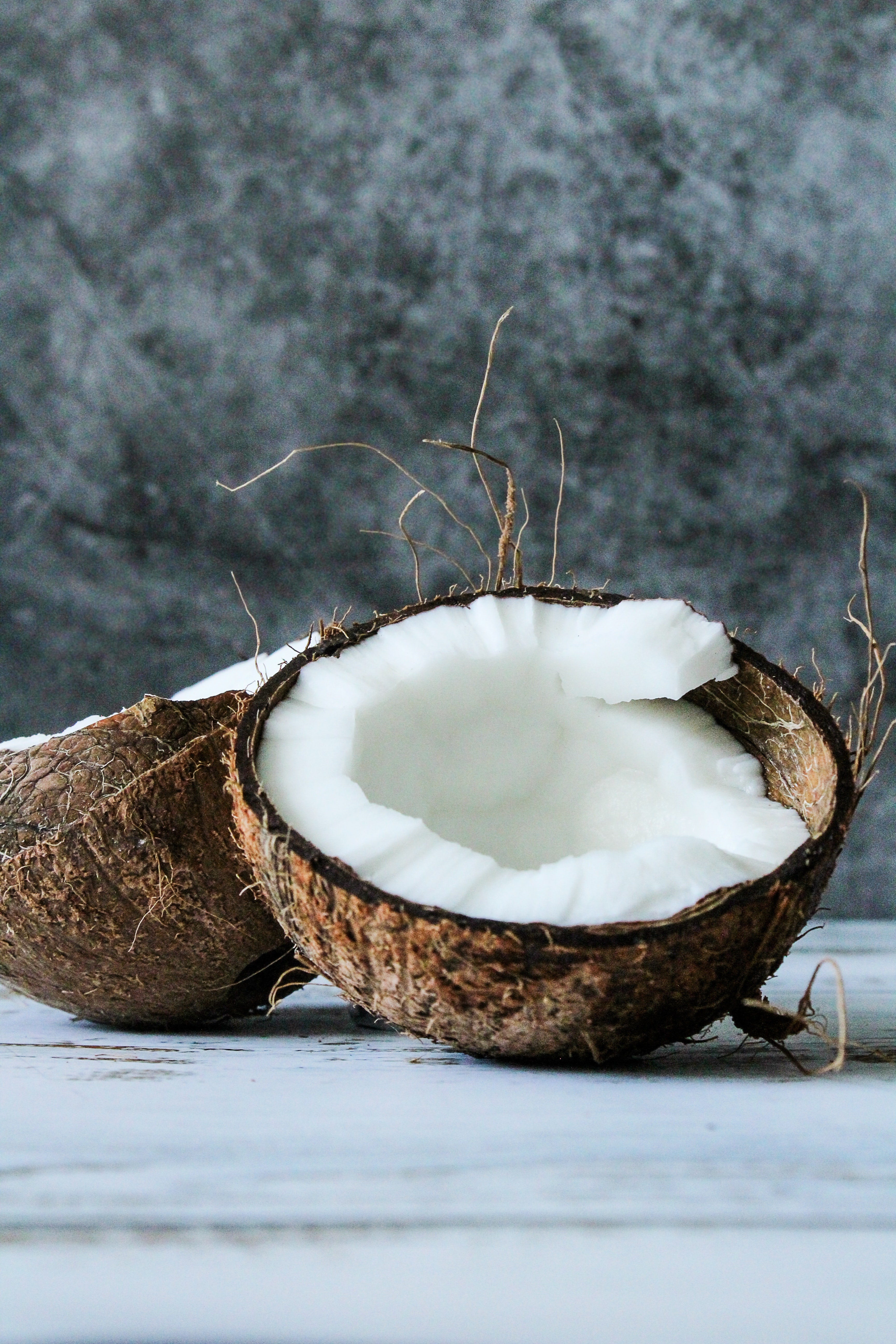 El aceite de coco puede ser utilizado para muchas cosas como por ejemplo para humectar la cara, cocinar y nutrir el cabello dañado