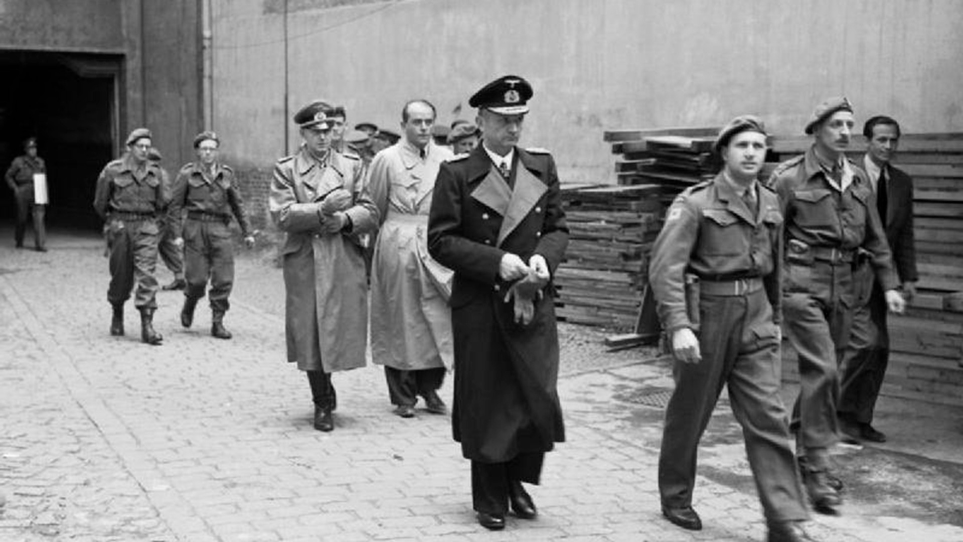 Dönitz al momento de ser arrestado por las fuerzas británicas, el 23 de mayo de 1945. Su "gobierno de Flensburg" había durado apenas 23 días