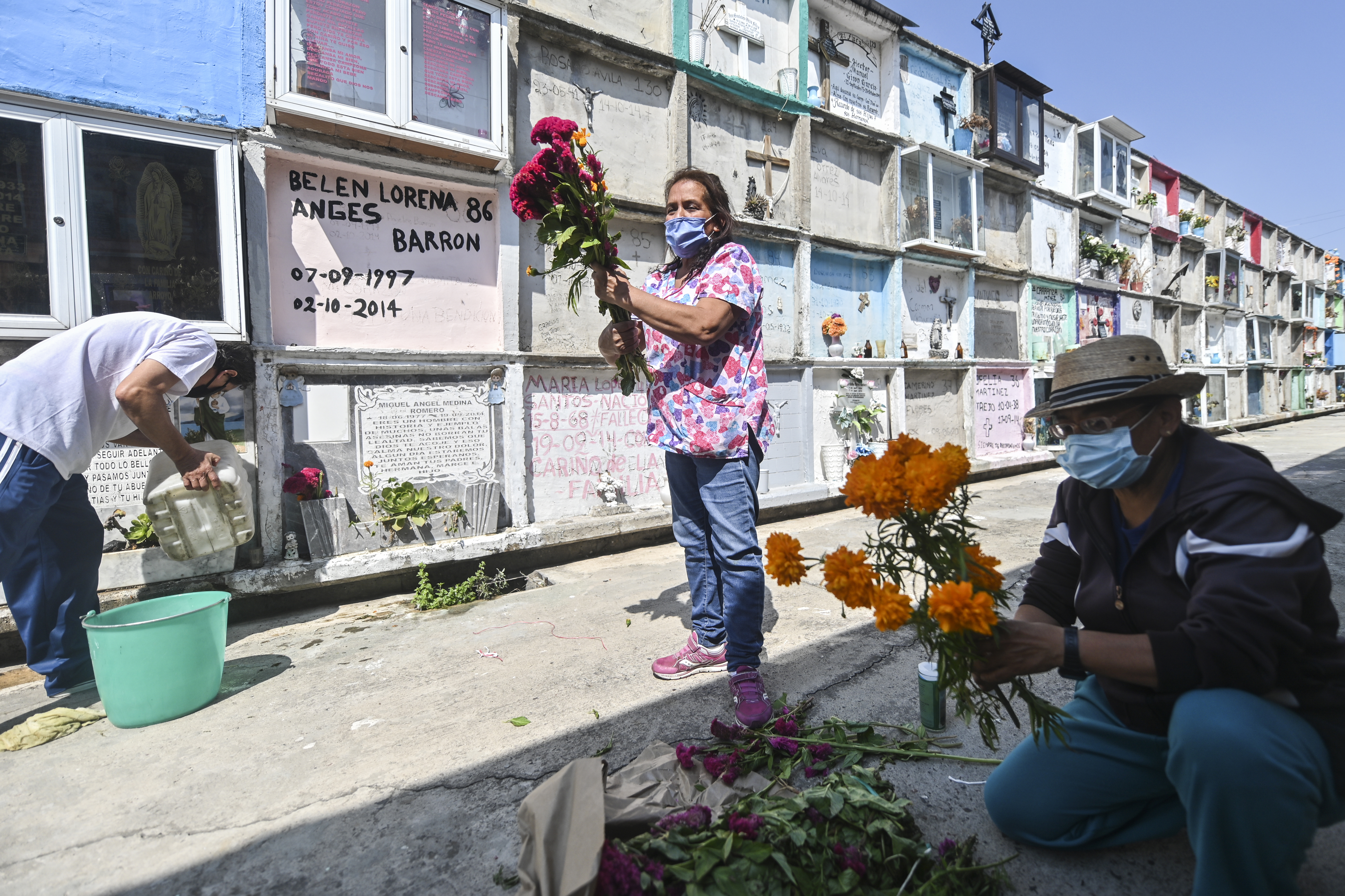 Las personas acostumbran visitar panteones durante el 10 de mayo  (Foto: AFP/Archivo)