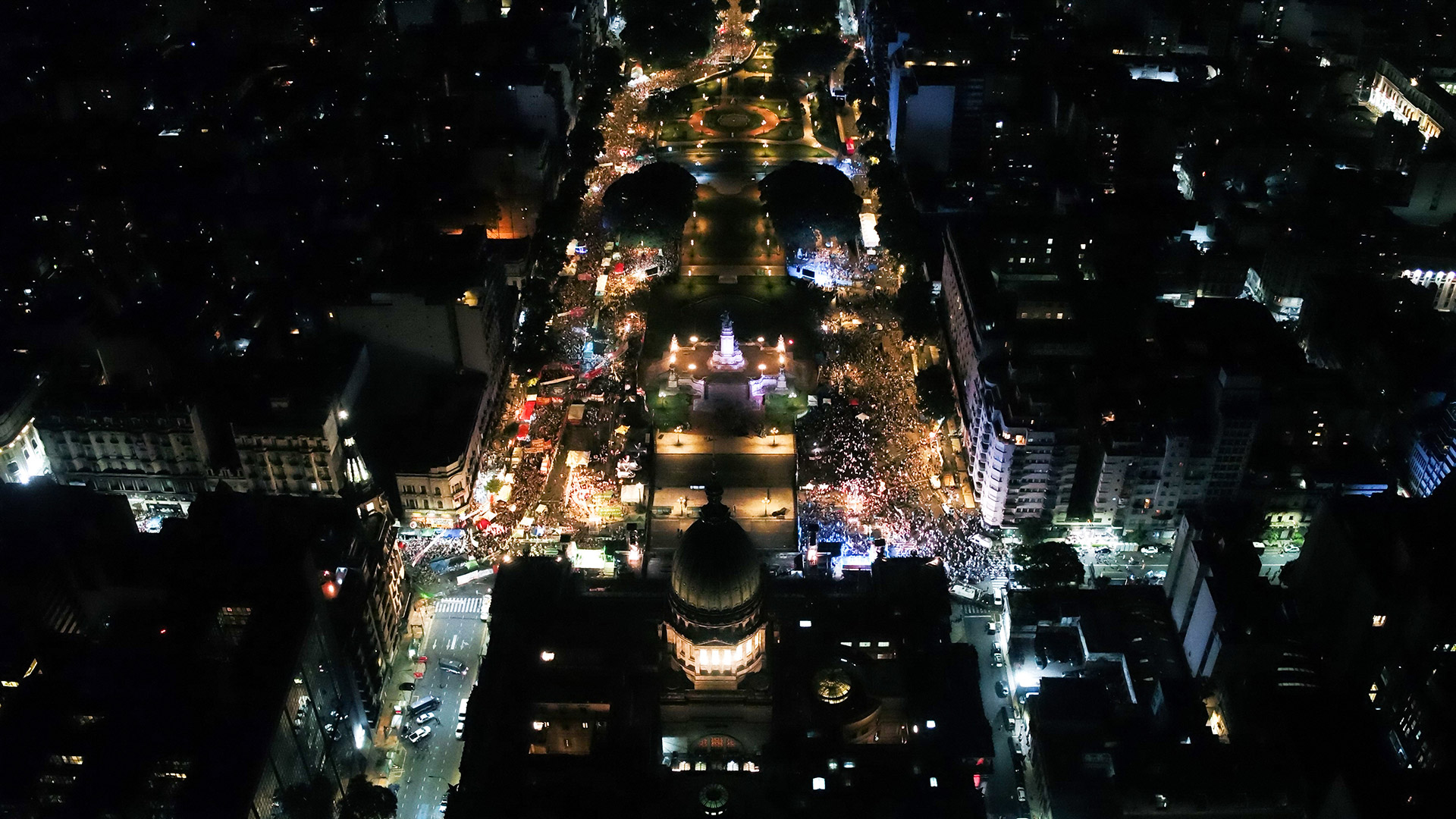 Miles de personas se movilizaron frente al Congreso Nacional