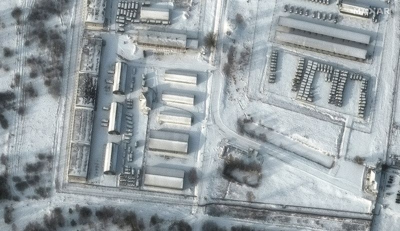 La imagen satelital muestra la acumulación de tanques y camiones militares rusos en un centro de almacenamiento de Klimovo, muy cerca de la frontera con Ucrania.  Maxar Technologies/Handout via REUTERS.