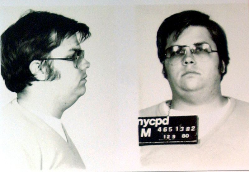 IMAGEN DE ARCHIVO. Una foto tomada por la policía de Mark David Chapman, quien disparó y mató a John Lennon, se exhibe en el 25 aniversario de la muerte de Lennon en el NYPD en Nueva York el 8 de diciembre de 2005 (Reuters/ Chip East/ foto de archivo)