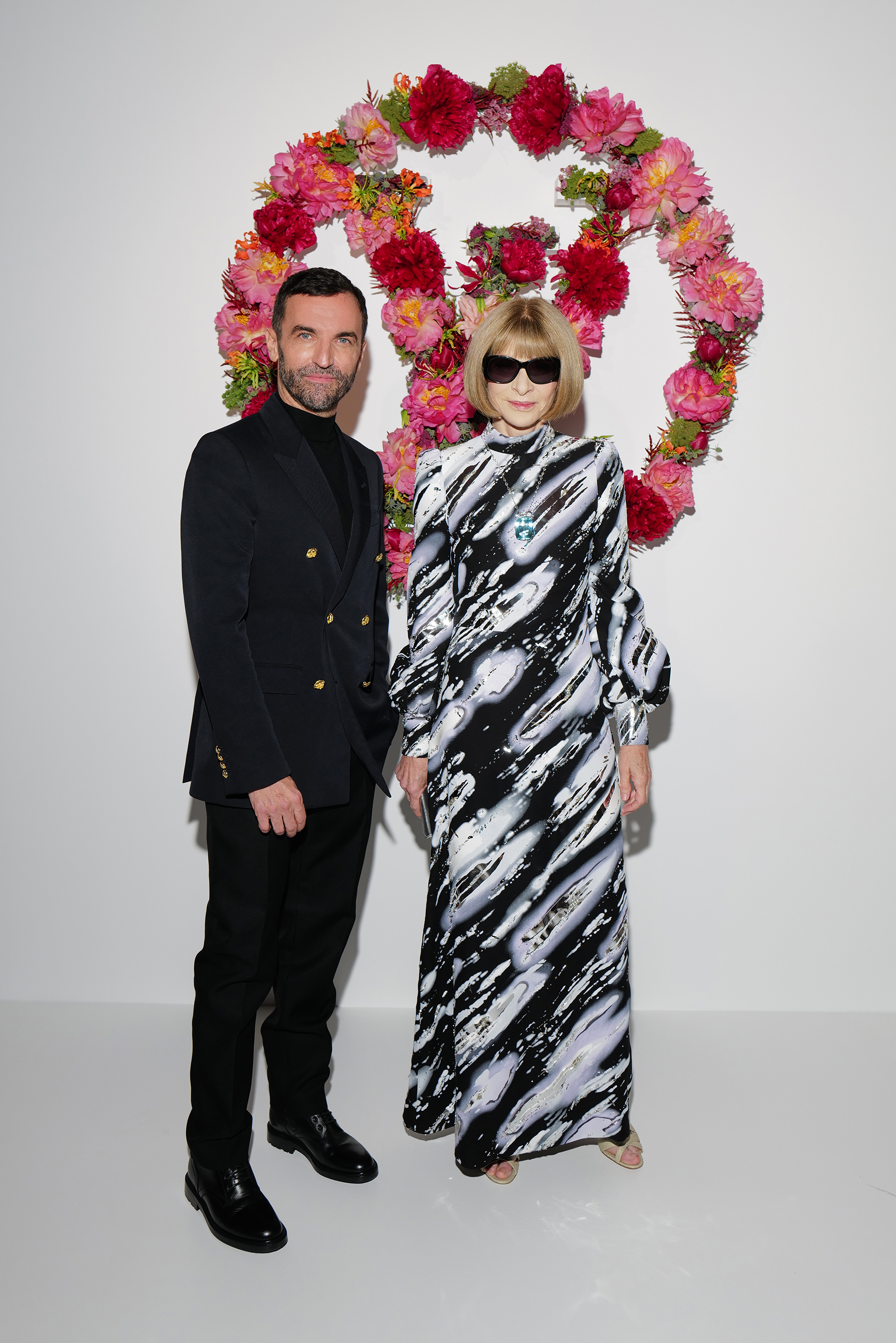 Nicolas Ghesquière, director creativo de Louis Vuitton, junto a la icónica Anna Wintour, editora jefa de la edición estadounidense de la revista Vogue, en la gran cena que se llevó a cabo en París por la presentación de la nueva fragancia de la marca 
