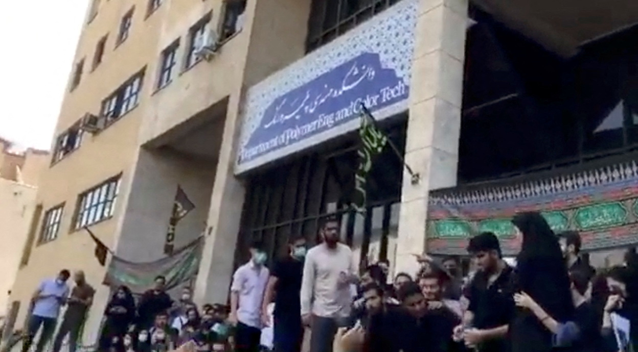 Protesta del lunes en las afueras de la Universidad Amirkabir de Tecnología de Teherán (via Reuters)