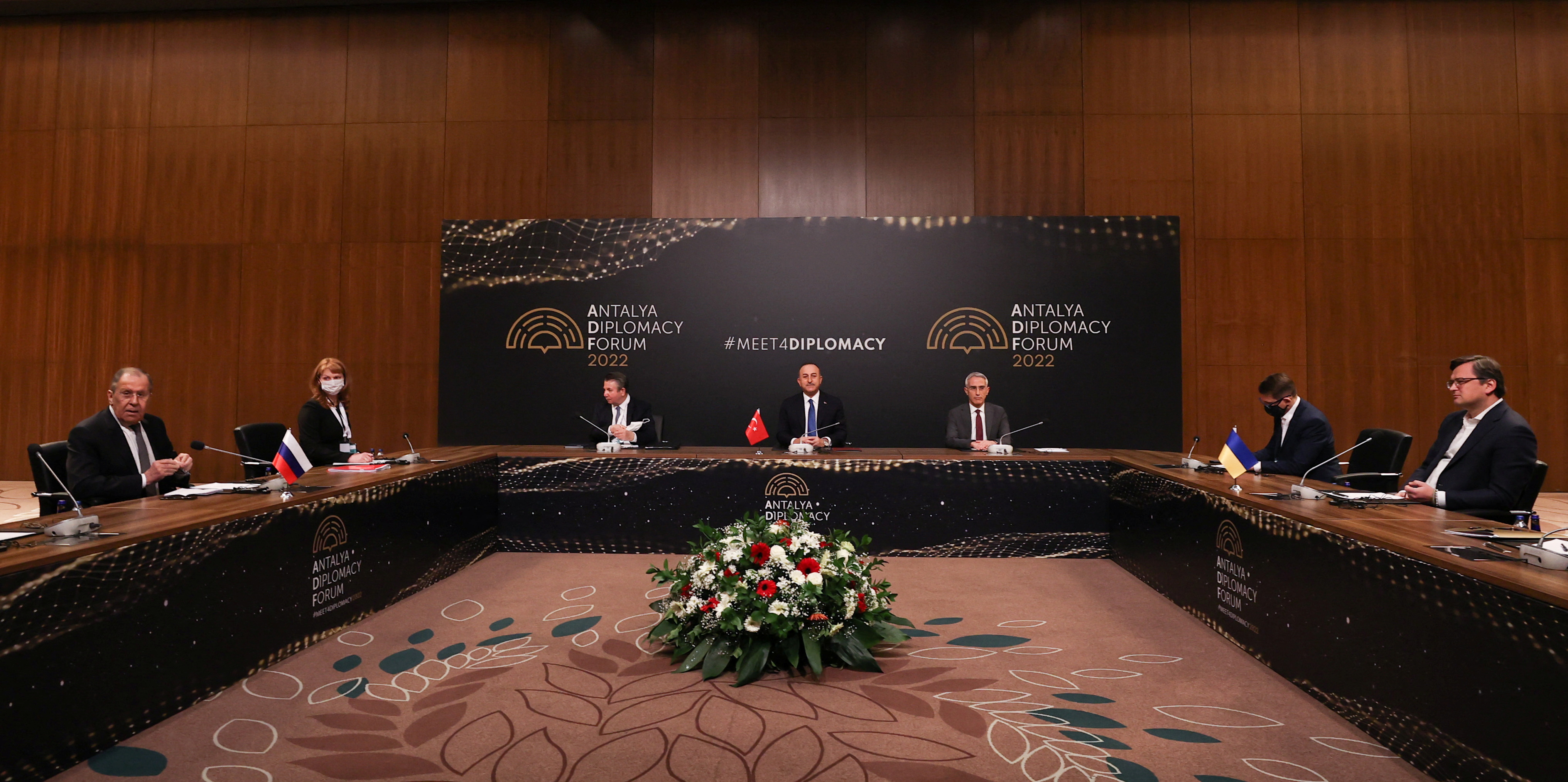 La mesa de negociaciones de Antalya: el ministro de Relaciones Exteriores de Turquía, Mevlut Cavusoglu; el de Rusia, Serguei Lavrov; y el de Ucrania, Dmytro Kuleba (Turkish Foreign Ministry/Handout via REUTERS)
