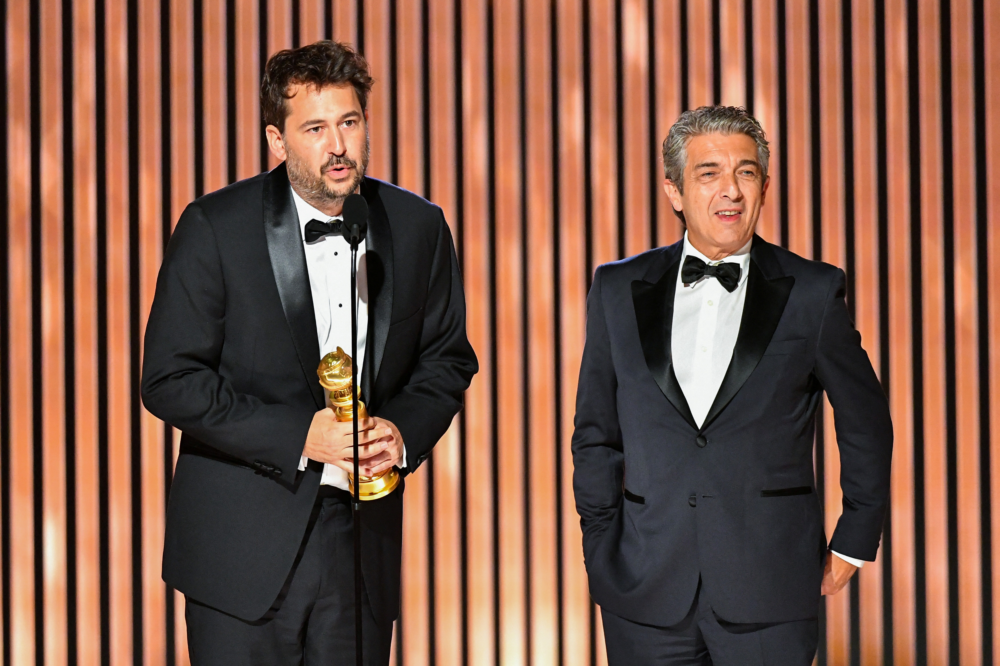 Santiago Mitre y Ricardo Darín con el Globo de Oro REUTERS