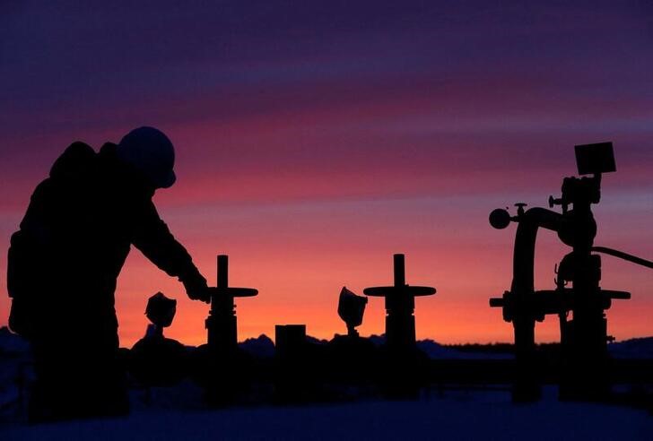 Imagen de archivo de un trabajador revisando una válvula de un oleoducto en un yacimiento de la estatal Bashneft cerca de Nikolo-Berezovka, Rusia. 28 enero 2015. REUTERS/Sergei Karpukhin