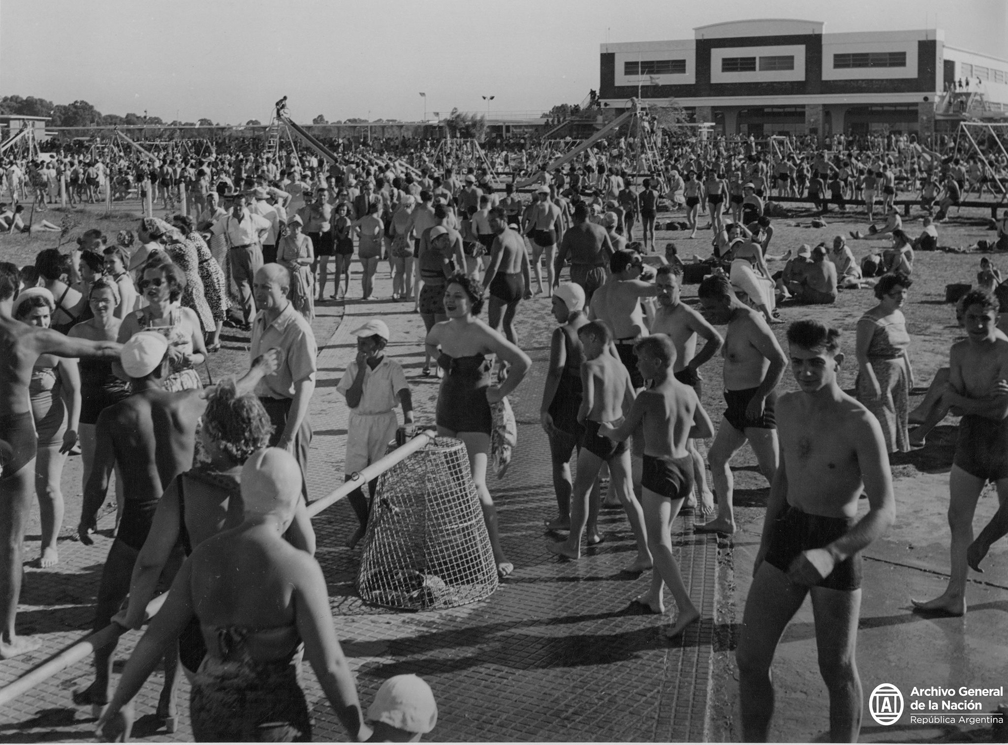 La pileta que el gobierno peronista había construido junto al aeroparque convocaba a muchísima gente. Fotografía Archivo General de la Nación.