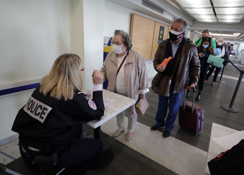 Una agente de la policía fronteriza francesa controla a los pasajeros a su llegada al aeropuerto de Niza en medio del brote de la enfermedad por coronavirus (COVID-19) en Niza, Francia (REUTERS/Eric Gaillard/Archivo)