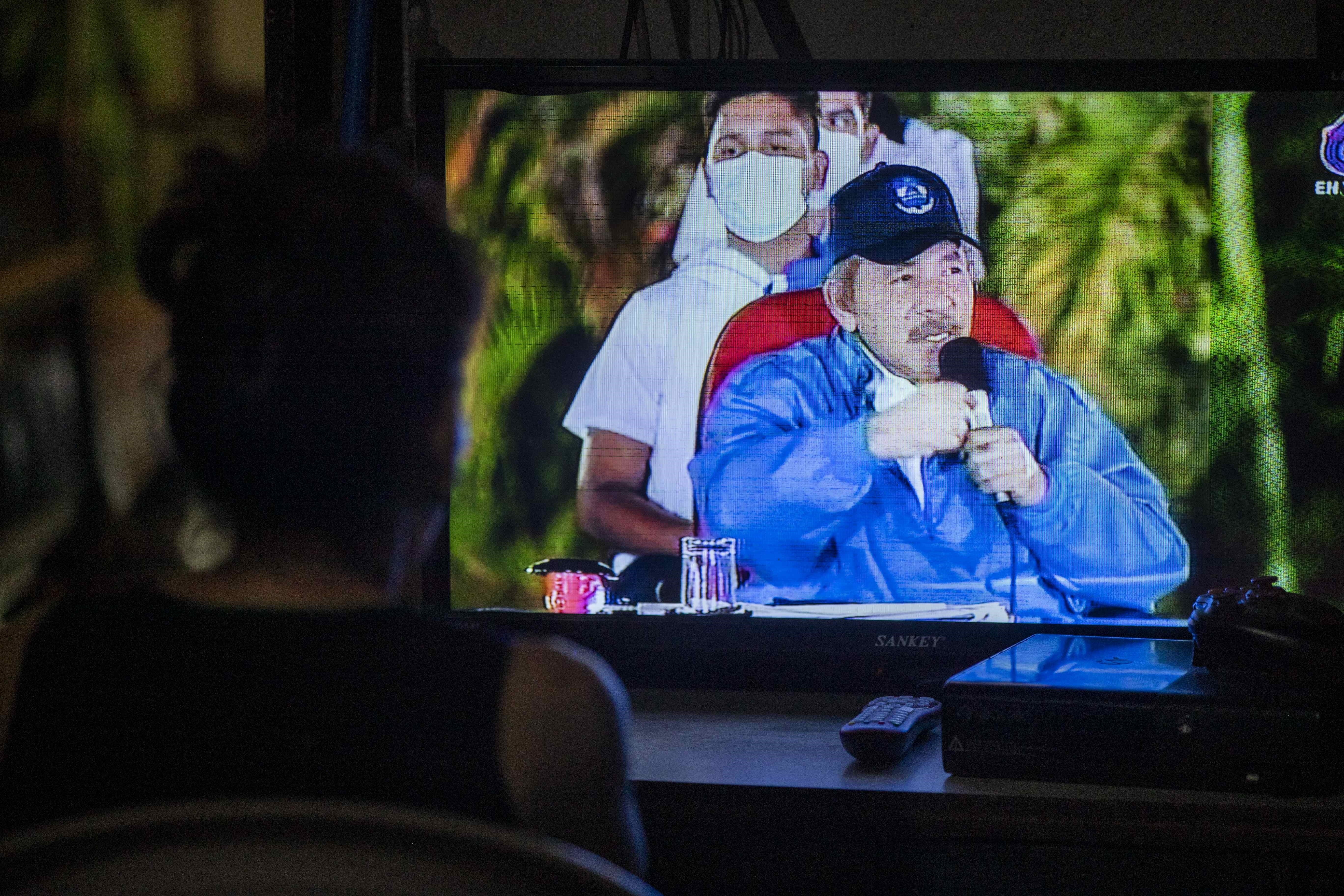 A pesar de la baja partcipación en las votaciones, Daniel Ortega se declaró vencedor con el 75 por ciento de los votos, en unas elecciones que han sido desconocidas por más de 40 países. Foto (EFE/Jorge Torres)
