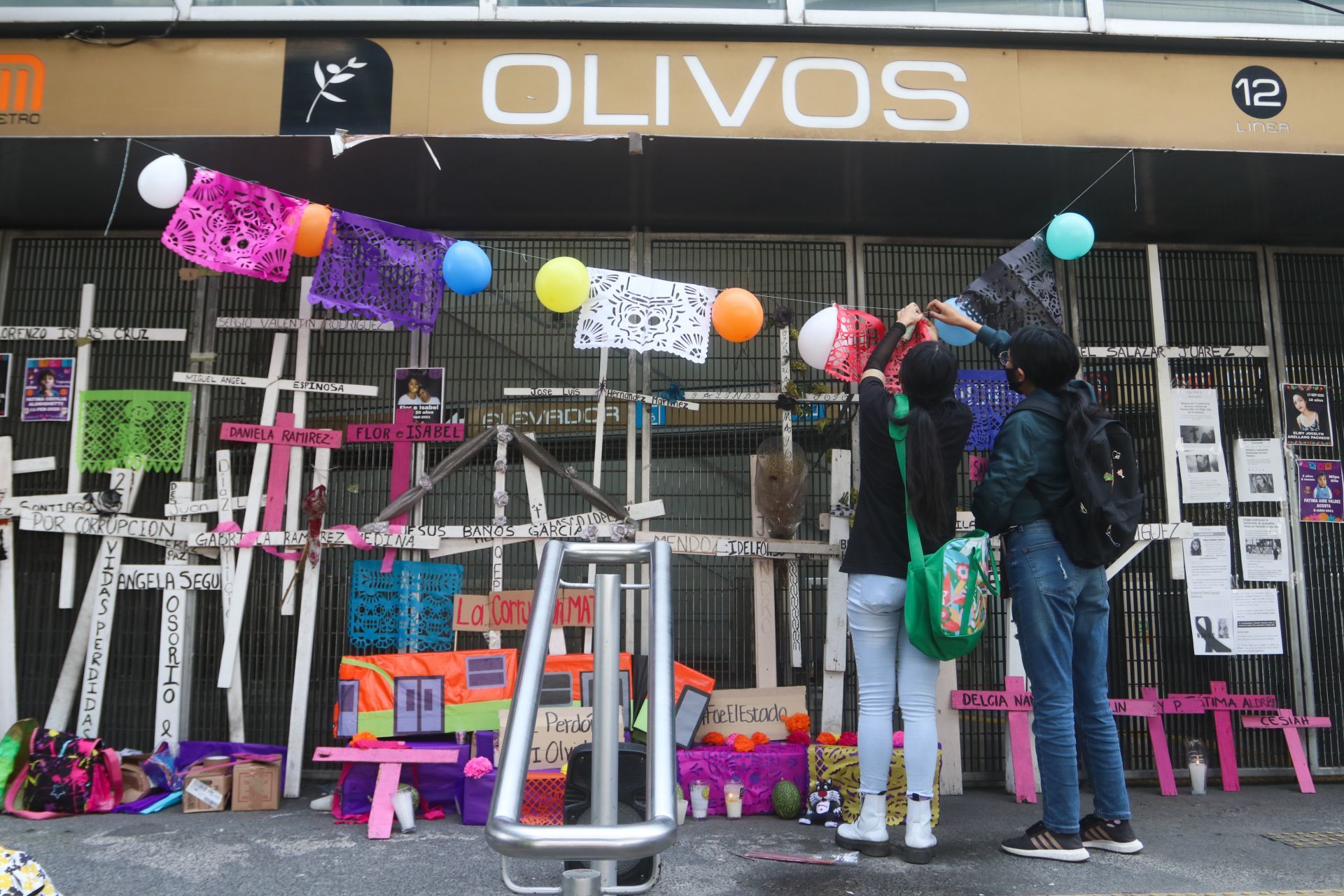 Ofrenda en honor a las víctimas que fallecieron el pasado 3 de mayo en el colapso de los vagones del metro en la Estación del Metro Olivos de la Línea 12 (Foto: Cuartoscuro) 