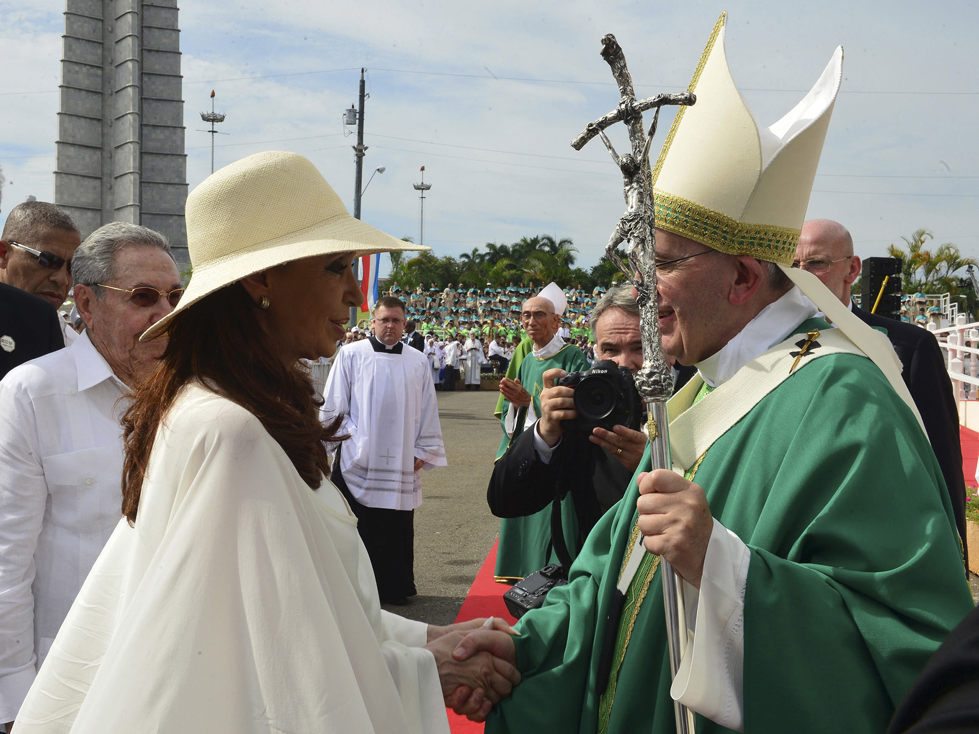 Cristina Fernandez de Kirchner y el Papa Francisco en La Habana. A un costado se observa Raúl Castro, dictador cubano (REUTERS)