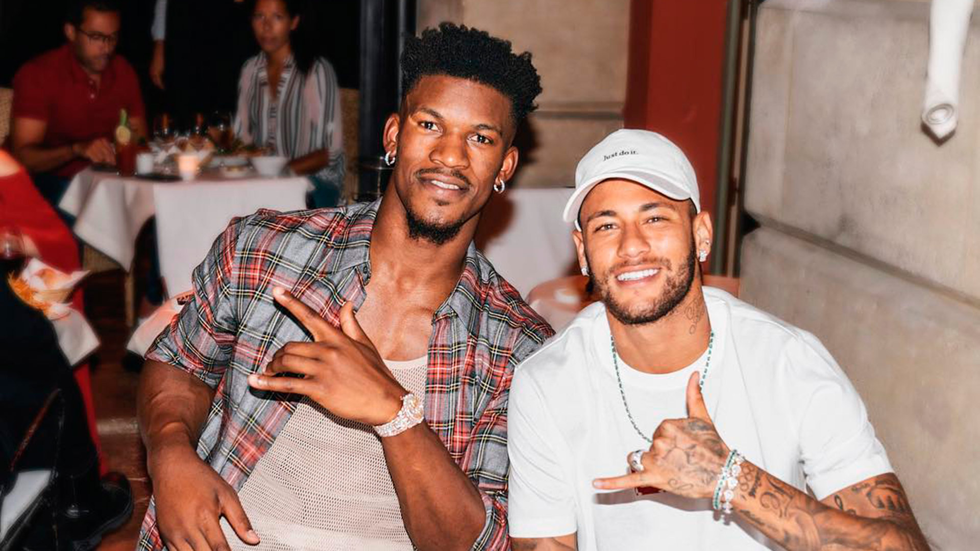 Jimmy Butler y una postal junto a su amigo, el astro del fútbol Neymar Jr (Instagram)