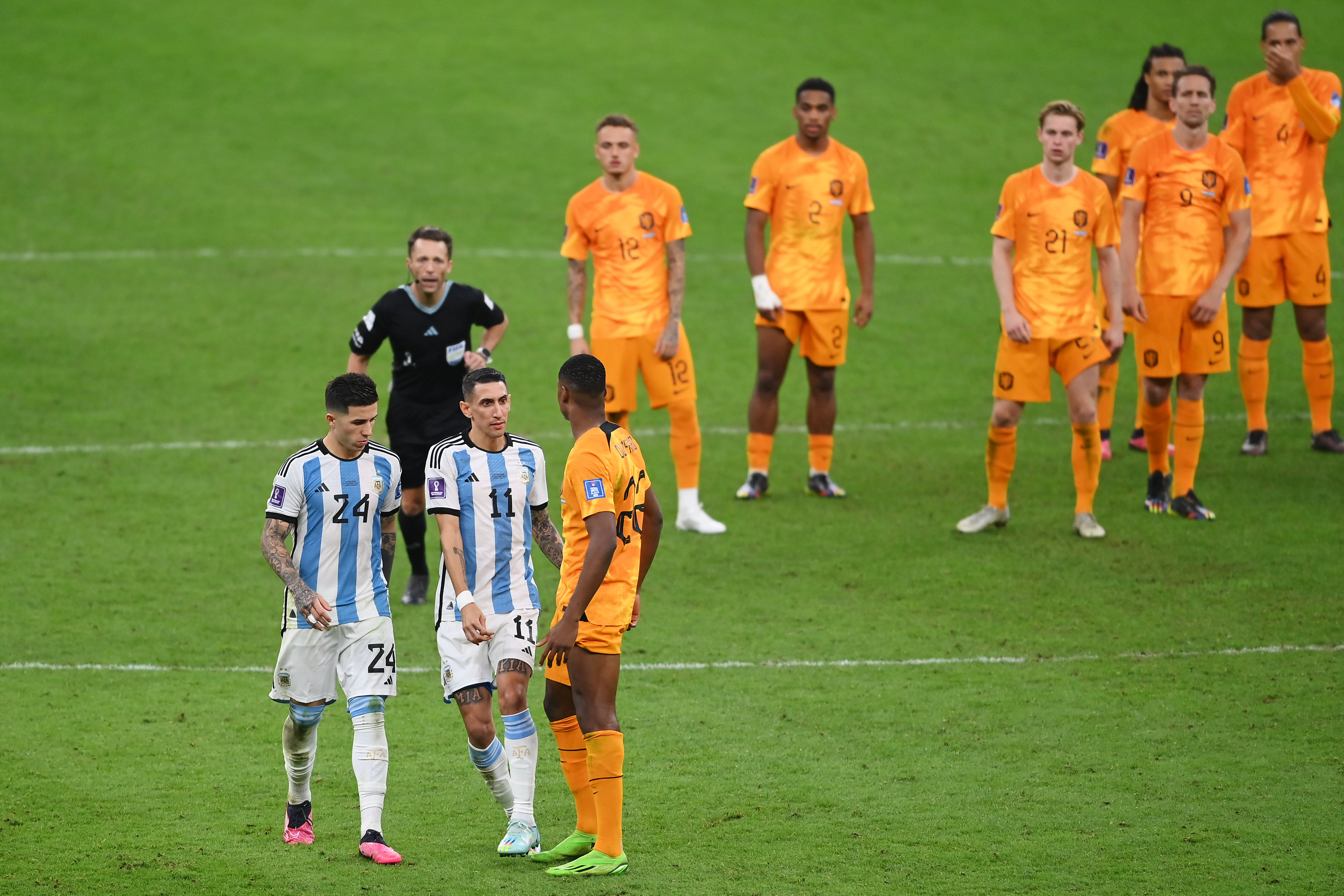 Denzel Dumfries buscó desconcentrar a Enzo Fernández (Photo by Michael Regan - FIFA/FIFA via Getty Images)