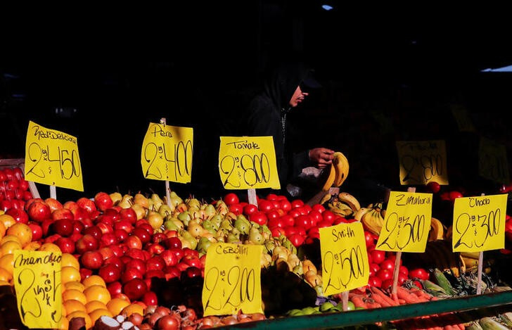 Un vendedor acomoda bananas en su puesto en el Mercado Central
